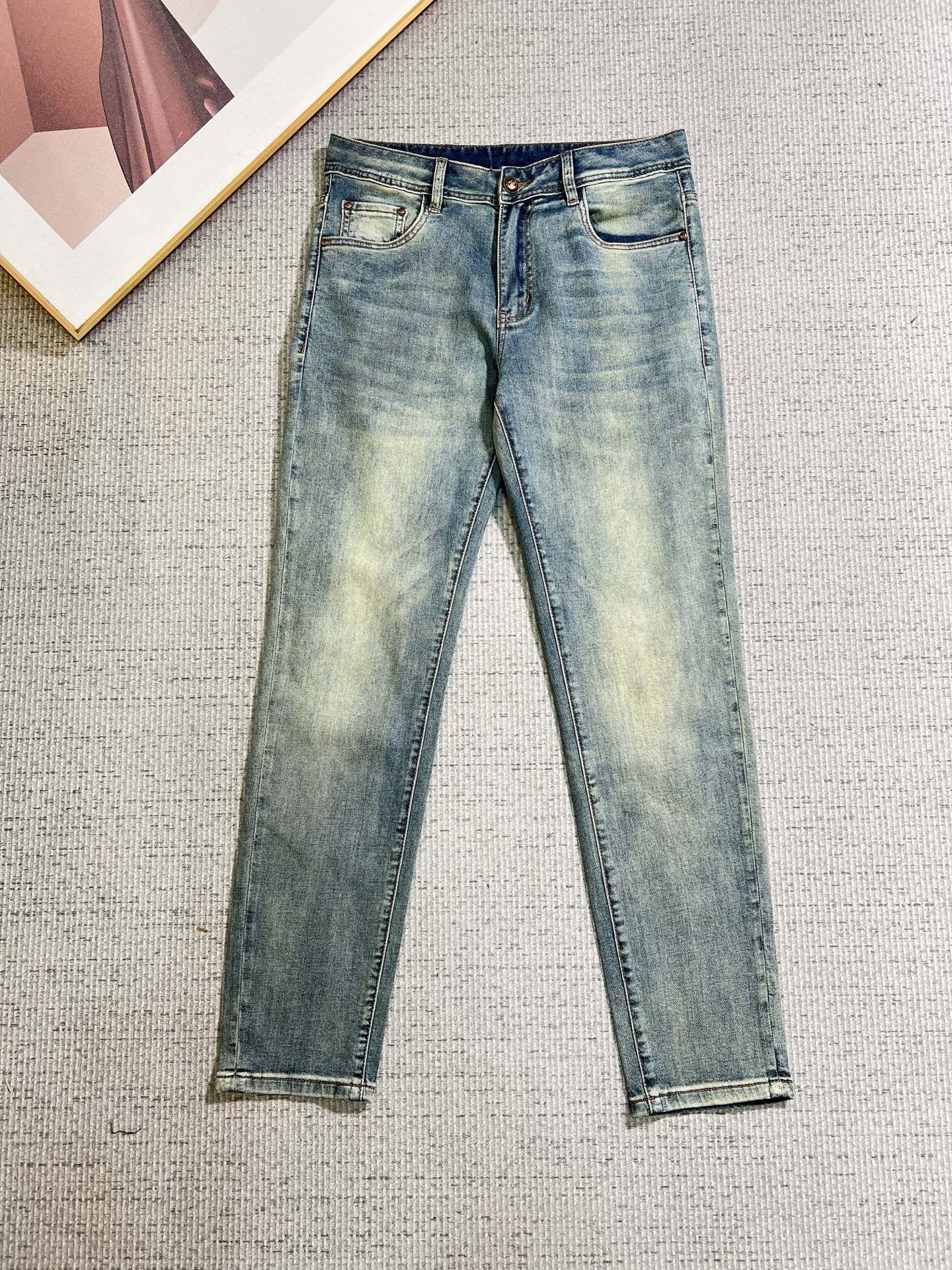 NO:938021,Burberry men's denim jeans, official album and poster outfit style!  High-grade imported denim raw color fabrics are supplied to customers, and the pure 13oz denim fabrics from Okayama, Japan are specially selected. Heavy-duty environmentally friendly plant enzyme washing process is used. The texture has a light retro color, which is quite beautiful and is very suitable for autumn and winter color matching. The fabric is soft and delicate after washing, but has strong bones and a slight stretch, providing an excellent comfortable experience. There is no damage from any technological elements throughout the body, retaining the purest tannin color!  The details throughout the body are perfect, exquisite and sophisticated. The latest leather label on the waist highlights the brand's characteristics. The hardware accessories, leather label and wiring all reflect the craftsmanship!  The silhouette is perfectly tailored and has excellent butt lift and slimming effect. It can be easily matched with any top in the wardrobe. It has wide compatibility and is suitable for various daily wear. The upper body is full of style. It is a must-have trousers for those who are obsessed with quality control and 1V!  Size 29-38 (not 35.37),,burberry,burberry,jeans,19860909Burberry 巴宝莉 男士丹宁牛仔裤,官宣画册海报穿搭款！ 客供高级进口的丹宁原色面料,特选日本冈山纯正13oz 盎司牛仔布料,重磅环保植物酵素水洗工艺,肌理有着淡淡的复古色彩,相当漂亮,极符合秋冬的配色,面料经过水洗后柔软细腻,但筋骨感极强,且略带弹力,提供了绝佳的舒适体验,通身无任何工艺元素破坏,保留了最纯粹的丹宁本色！通身细节完美如斯,精湛且考究,最新的腰部皮标彰显了品牌特质,五金配件、皮标、走线无不体现出匠心工艺！版型剪裁完美,提臀修身效果绝佳,可轻松横扫衣橱任何的上装搭配,兼容性广泛,满足于日常各种穿搭,上身型款十足,于品质控及1V迷控者必入型裤装！ 尺码29—38（没35.37）,,burberry,burberry,jeans,,Men's clothing