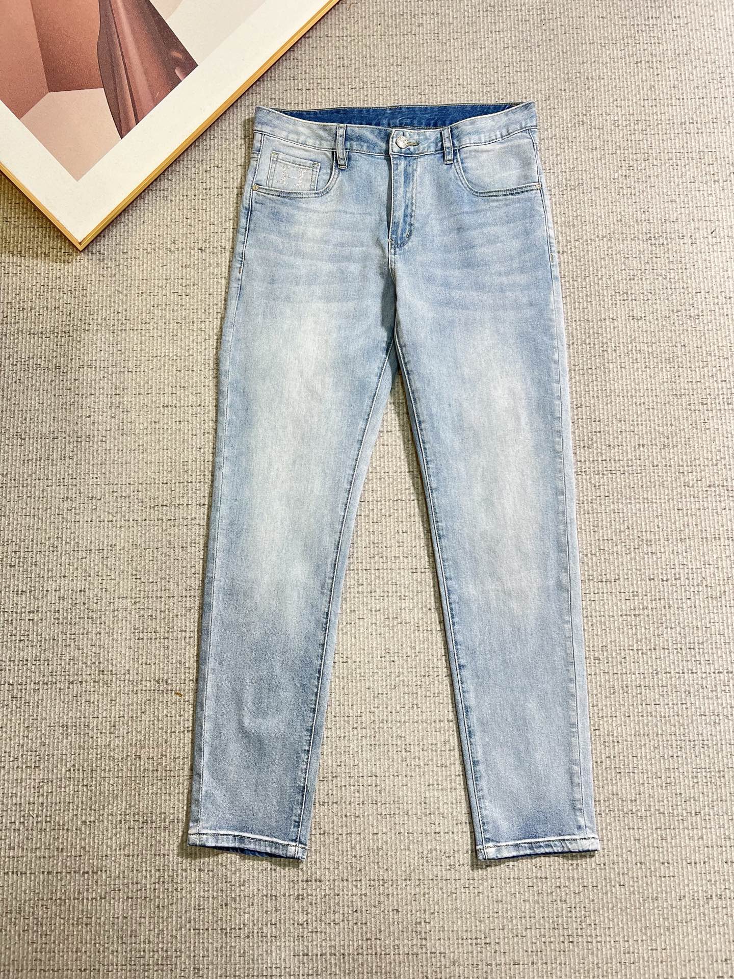 NO:938023,Hermès men's denim jeans, official album and poster outfit style!  High-grade imported denim raw color fabrics are supplied to customers, and the pure 13oz denim fabrics from Okayama, Japan are specially selected. Heavy-duty environmentally friendly plant enzyme washing process is used. The texture has a light retro color, which is quite beautiful and is very suitable for autumn and winter color matching. The fabric is soft and delicate after washing, but has strong bones and a slight stretch, providing an excellent comfortable experience. There is no damage from any technological elements throughout the body, retaining the purest tannin color!  The details throughout the body are perfect, exquisite and sophisticated. The latest leather label on the waist highlights the brand's characteristics. The hardware accessories, leather label and wiring all reflect the craftsmanship!  The silhouette is perfectly tailored and has excellent butt lift and slimming effect. It can be easily matched with any top in the wardrobe. It has wide compatibility and is suitable for various daily wear. The upper body is full of style. It is a must-have trousers for those who are obsessed with quality control and 1V!  Size 29-38 (not 35.37),,hermes,jeans,19860909爱马仕 男士丹宁牛仔裤,官宣画册海报穿搭款！ 客供高级进口的丹宁原色面料,特选日本冈山纯正13oz 盎司牛仔布料,重磅环保植物酵素水洗工艺,肌理有着淡淡的复古色彩,相当漂亮,极符合秋冬的配色,面料经过水洗后柔软细腻,但筋骨感极强,且略带弹力,提供了绝佳的舒适体验,通身无任何工艺元素破坏,保留了最纯粹的丹宁本色！通身细节完美如斯,精湛且考究,最新的腰部皮标彰显了品牌特质,五金配件、皮标、走线无不体现出匠心工艺！版型剪裁完美,提臀修身效果绝佳,可轻松横扫衣橱任何的上装搭配,兼容性广泛,满足于日常各种穿搭,上身型款十足,于品质控及1V迷控者必入型裤装！ 尺码29—38（没35.37）,,hermes,jeans,,Men's clothing