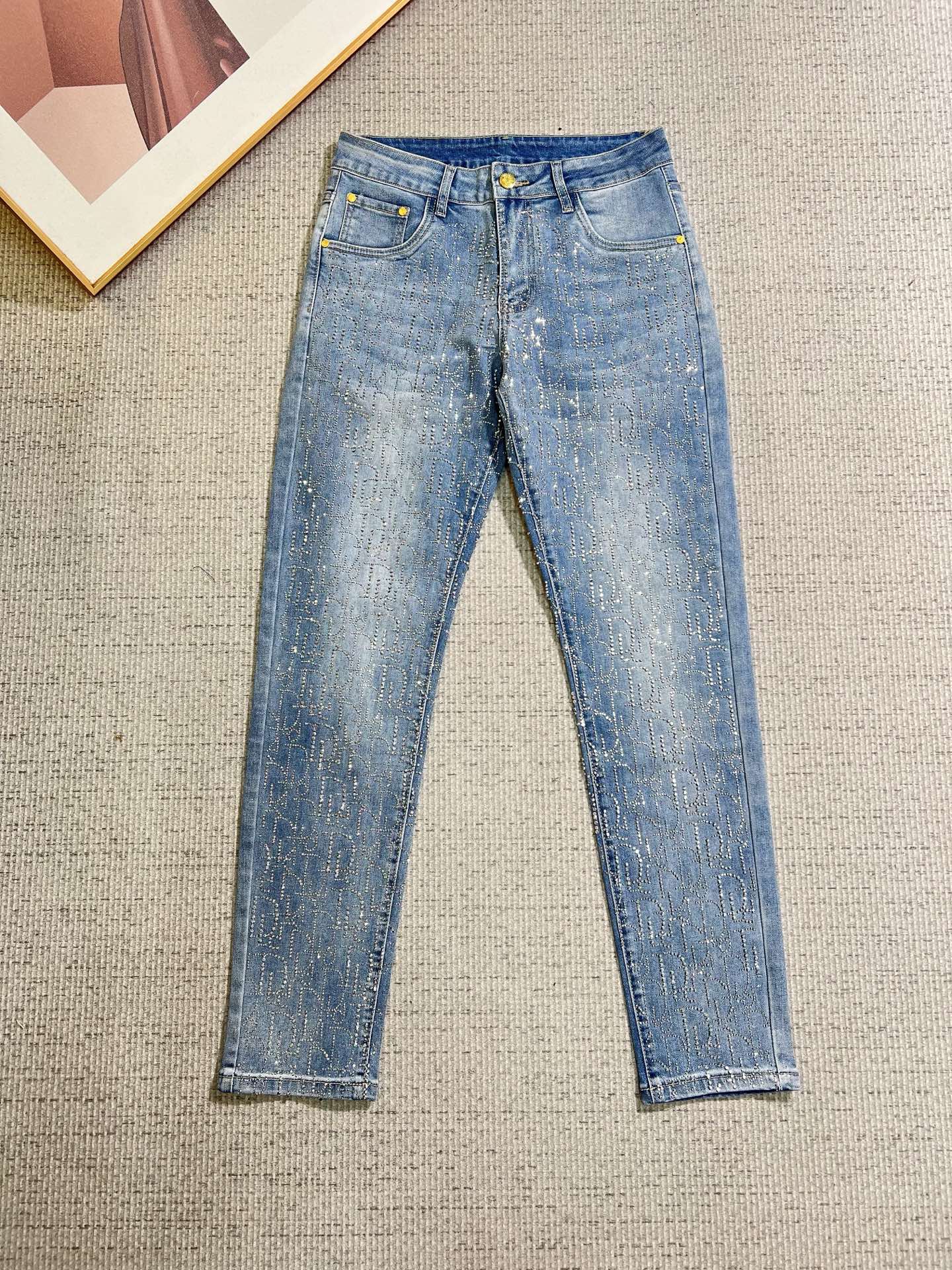 NO:938025,Dior men's denim jeans, official album and poster style!  High-grade imported denim raw color fabrics are supplied to customers, and the pure 13oz denim fabrics from Okayama, Japan are specially selected. Heavy-duty environmentally friendly plant enzyme washing process is used. The texture has a light retro color, which is quite beautiful and is very suitable for autumn and winter color matching. The fabric is soft and delicate after washing, but has strong bones and a slight stretch, providing an excellent comfortable experience. There is no damage from any technological elements throughout the body, retaining the purest tannin color!  The details throughout the body are perfect, exquisite and sophisticated. The latest leather label on the waist highlights the brand's characteristics. The hardware accessories, leather label and wiring all reflect the craftsmanship!  The silhouette is perfectly tailored and has excellent butt lift and slimming effect. It can be easily matched with any top in the wardrobe. It has wide compatibility and is suitable for various daily wear. The upper body is full of style. It is a must-have trousers for those who are obsessed with quality control and 1V!  Size 29-38 (not 35.37), dior, dior, jeans,19860909Dior 迪奥 男士丹宁牛仔裤,官宣画册海报穿搭款！ 客供高级进口的丹宁原色面料,特选日本冈山纯正13oz 盎司牛仔布料,重磅环保植物酵素水洗工艺,肌理有着淡淡的复古色彩,相当漂亮,极符合秋冬的配色,面料经过水洗后柔软细腻,但筋骨感极强,且略带弹力,提供了绝佳的舒适体验,通身无任何工艺元素破坏,保留了最纯粹的丹宁本色！通身细节完美如斯,精湛且考究,最新的腰部皮标彰显了品牌特质,五金配件、皮标、走线无不体现出匠心工艺！版型剪裁完美,提臀修身效果绝佳,可轻松横扫衣橱任何的上装搭配,兼容性广泛,满足于日常各种穿搭,上身型款十足,于品质控及1V迷控者必入型裤装！ 尺码29—38（没35.37）,,dior,dior,jeans,,Men's clothing