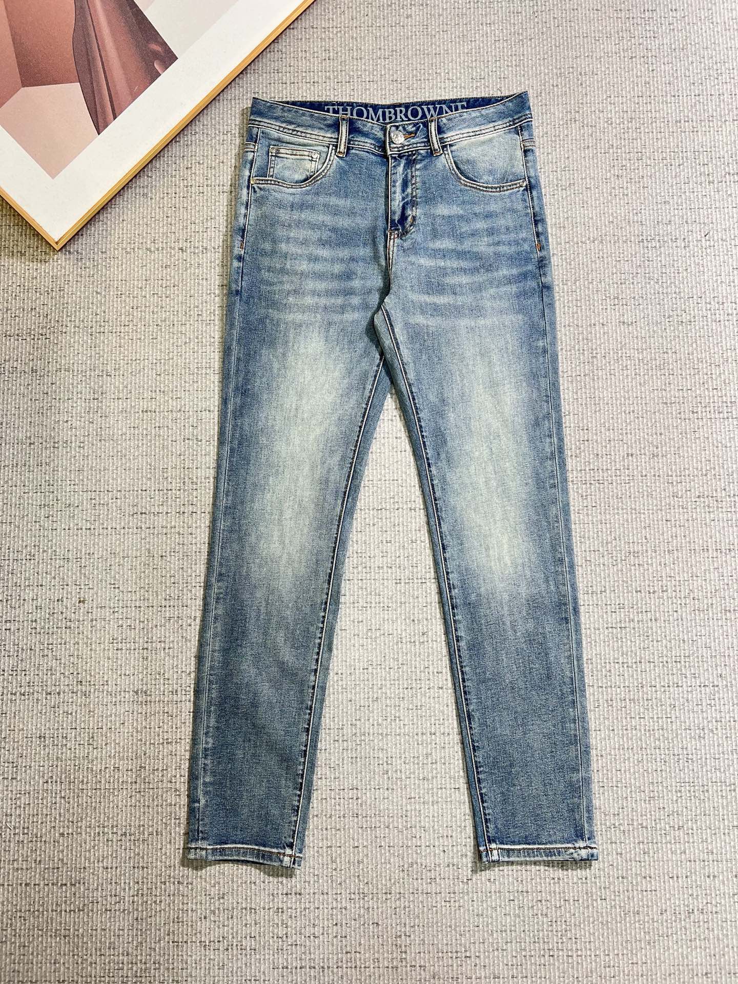 NO:938027,TB men's denim jeans, official album and poster outfit!  High-grade imported denim raw color fabrics are supplied to customers, and the pure 13oz denim fabrics from Okayama, Japan are specially selected. Heavy-duty environmentally friendly plant enzyme washing process is used. The texture has a light retro color, which is quite beautiful and is very suitable for autumn and winter color matching. The fabric is soft and delicate after washing, but has strong bones and a slight stretch, providing an excellent comfortable experience. There is no damage from any technological elements throughout the body, retaining the purest tannin color!  The details throughout the body are perfect, exquisite and sophisticated. The latest leather label on the waist highlights the brand's characteristics. The hardware accessories, leather label and wiring all reflect the craftsmanship!  The silhouette is perfectly tailored and has excellent butt lift and slimming effect. It can be easily matched with any top in the wardrobe. It has wide compatibility and is suitable for various daily wear. The upper body is full of style. It is a must-have trousers for those who are obsessed with quality control and 1V!  Size 29-38 (not 35.37),,jeans,19860909TB 男士丹宁牛仔裤,官宣画册海报穿搭款！ 客供高级进口的丹宁原色面料,特选日本冈山纯正13oz 盎司牛仔布料,重磅环保植物酵素水洗工艺,肌理有着淡淡的复古色彩,相当漂亮,极符合秋冬的配色,面料经过水洗后柔软细腻,但筋骨感极强,且略带弹力,提供了绝佳的舒适体验,通身无任何工艺元素破坏,保留了最纯粹的丹宁本色！通身细节完美如斯,精湛且考究,最新的腰部皮标彰显了品牌特质,五金配件、皮标、走线无不体现出匠心工艺！版型剪裁完美,提臀修身效果绝佳,可轻松横扫衣橱任何的上装搭配,兼容性广泛,满足于日常各种穿搭,上身型款十足,于品质控及1V迷控者必入型裤装！ 尺码29—38（没35.37）,,jeans,,Men's clothing