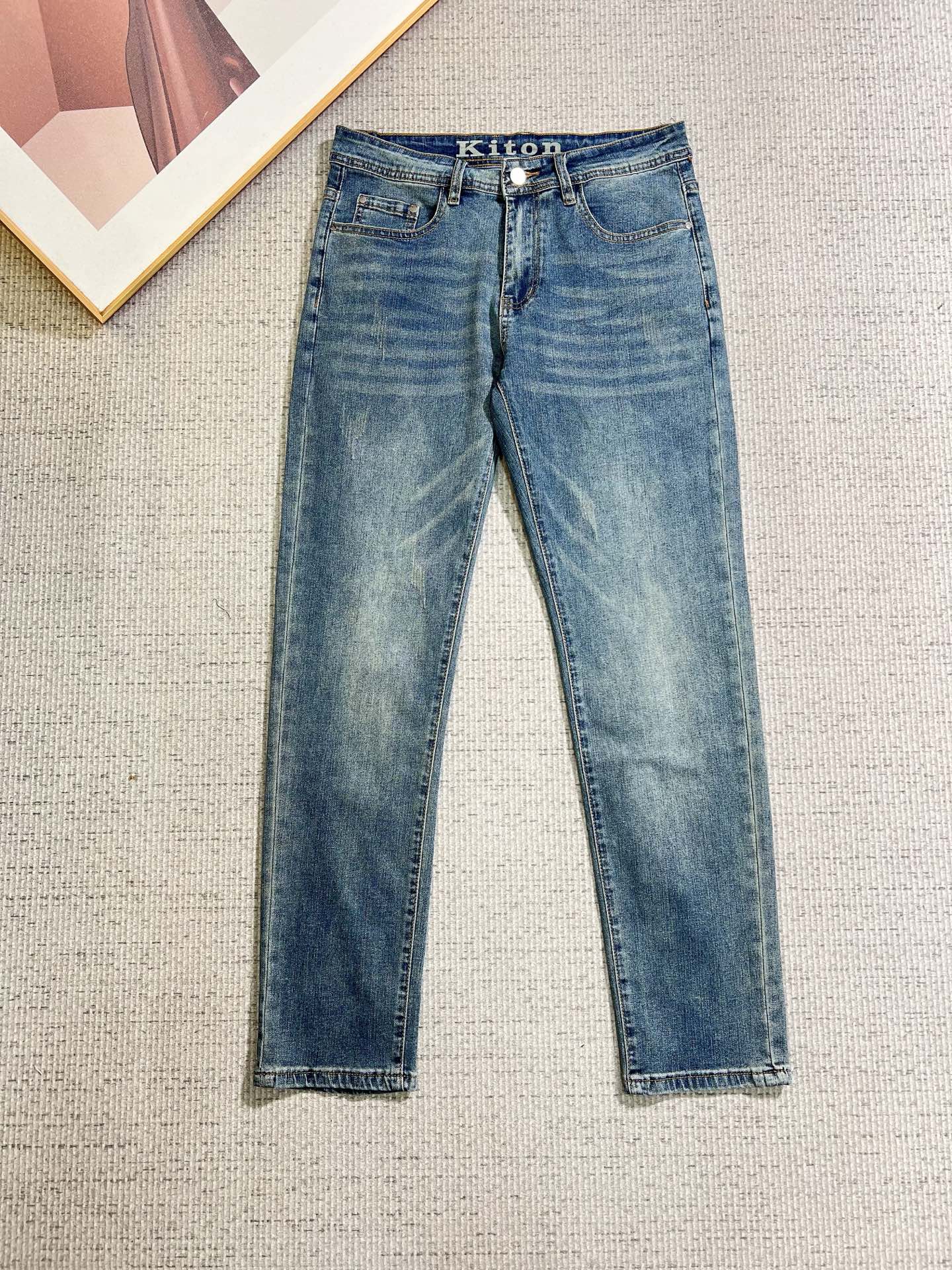 NO:938029,Kiton men's denim jeans, official album and poster wear style!  High-grade imported denim raw color fabrics are supplied to customers, and the pure 13oz denim fabrics from Okayama, Japan are specially selected. Heavy-duty environmentally friendly plant enzyme washing process is used. The texture has a light retro color, which is quite beautiful and is very suitable for autumn and winter color matching. The fabric is soft and delicate after washing, but has strong bones and a slight stretch, providing an excellent comfortable experience. There is no damage from any technological elements throughout the body, retaining the purest tannin color!  The details throughout the body are perfect, exquisite and sophisticated. The latest leather label on the waist highlights the brand's characteristics. The hardware accessories, leather label and wiring all reflect the craftsmanship!  The silhouette is perfectly tailored and has excellent butt lift and slimming effect. It can be easily matched with any top in the wardrobe. It has wide compatibility and is suitable for various daily wear. The upper body is full of style. It is a must-have trousers for those who are obsessed with quality control and 1V!  Size 29-38 (not 35.37),,jeans,19860909Kiton 男士丹宁牛仔裤,官宣画册海报穿搭款！ 客供高级进口的丹宁原色面料,特选日本冈山纯正13oz 盎司牛仔布料,重磅环保植物酵素水洗工艺,肌理有着淡淡的复古色彩,相当漂亮,极符合秋冬的配色,面料经过水洗后柔软细腻,但筋骨感极强,且略带弹力,提供了绝佳的舒适体验,通身无任何工艺元素破坏,保留了最纯粹的丹宁本色！通身细节完美如斯,精湛且考究,最新的腰部皮标彰显了品牌特质,五金配件、皮标、走线无不体现出匠心工艺！版型剪裁完美,提臀修身效果绝佳,可轻松横扫衣橱任何的上装搭配,兼容性广泛,满足于日常各种穿搭,上身型款十足,于品质控及1V迷控者必入型裤装！ 尺码29—38（没35.37）,,jeans,,Men's clothing