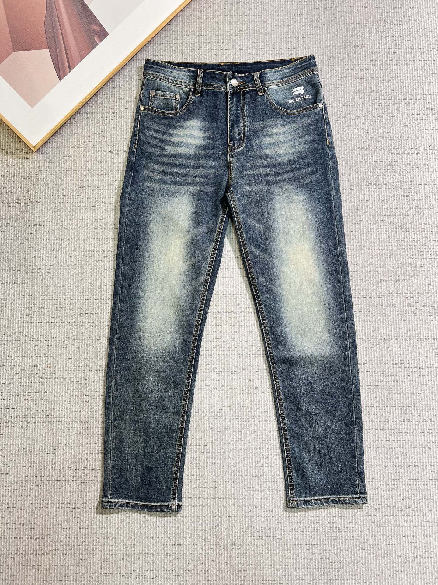 NO:938031,Balenciaga men's denim jeans, official album and poster outfit style!  High-grade imported denim raw color fabrics are supplied to customers, and the pure 13oz denim fabrics from Okayama, Japan are specially selected. Heavy-duty environmentally friendly plant enzyme washing process is used. The texture has a light retro color, which is quite beautiful and is very suitable for autumn and winter color matching. The fabric is soft and delicate after washing, but has strong bones and a slight stretch, providing an excellent comfortable experience. There is no damage from any technological elements throughout the body, retaining the purest tannin color!  The details throughout the body are perfect, exquisite and sophisticated. The latest leather label on the waist highlights the brand's characteristics. The hardware accessories, leather label and wiring all reflect the craftsmanship!  The silhouette is perfectly tailored and has excellent butt lift and slimming effect. It can be easily matched with any top in the wardrobe. It has wide compatibility and is suitable for various daily wear. The upper body is full of style. It is a must-have trousers for those who are obsessed with quality control and 1V!  Size 29-38 (not 35.37),,balenciaga,jeans,19860909巴黎世家 男士丹宁牛仔裤,官宣画册海报穿搭款！ 客供高级进口的丹宁原色面料,特选日本冈山纯正13oz 盎司牛仔布料,重磅环保植物酵素水洗工艺,肌理有着淡淡的复古色彩,相当漂亮,极符合秋冬的配色,面料经过水洗后柔软细腻,但筋骨感极强,且略带弹力,提供了绝佳的舒适体验,通身无任何工艺元素破坏,保留了最纯粹的丹宁本色！通身细节完美如斯,精湛且考究,最新的腰部皮标彰显了品牌特质,五金配件、皮标、走线无不体现出匠心工艺！版型剪裁完美,提臀修身效果绝佳,可轻松横扫衣橱任何的上装搭配,兼容性广泛,满足于日常各种穿搭,上身型款十足,于品质控及1V迷控者必入型裤装！ 尺码29—38（没35.37）,,balenciaga,jeans,,Men's clothing