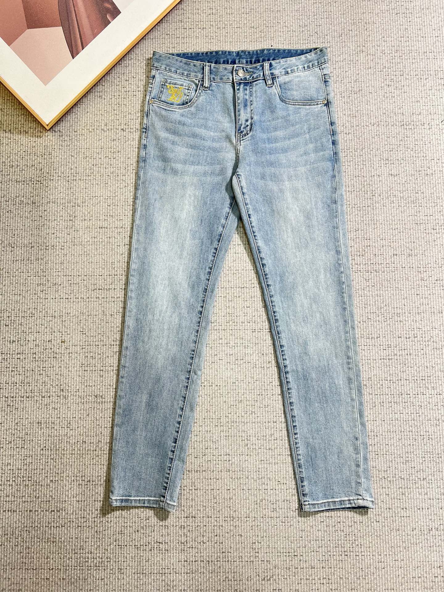 NO:938033,LV men's denim jeans, official album and poster outfit style!  High-grade imported denim raw color fabrics are supplied to customers, and the pure 13oz denim fabrics from Okayama, Japan are specially selected. Heavy-duty environmentally friendly plant enzyme washing process is used. The texture has a light retro color, which is quite beautiful and is very suitable for autumn and winter color matching. The fabric is soft and delicate after washing, but has strong bones and a slight stretch, providing an excellent comfortable experience. There is no damage from any technological elements throughout the body, retaining the purest tannin color!  The details throughout the body are perfect, exquisite and sophisticated. The latest leather label on the waist highlights the brand's characteristics. The hardware accessories, leather label and wiring all reflect the craftsmanship!  The silhouette is perfectly tailored and has excellent butt lift and slimming effect. It can be easily matched with any top in the wardrobe. It has wide compatibility and is suitable for various daily wear. The upper body is full of style. It is a must-have trousers for those who are obsessed with quality control and 1V!  Size 29-38 (not 35.37),,louis vuitton,jeans,19860909LV 男士丹宁牛仔裤,官宣画册海报穿搭款！ 客供高级进口的丹宁原色面料,特选日本冈山纯正13oz 盎司牛仔布料,重磅环保植物酵素水洗工艺,肌理有着淡淡的复古色彩,相当漂亮,极符合秋冬的配色,面料经过水洗后柔软细腻,但筋骨感极强,且略带弹力,提供了绝佳的舒适体验,通身无任何工艺元素破坏,保留了最纯粹的丹宁本色！通身细节完美如斯,精湛且考究,最新的腰部皮标彰显了品牌特质,五金配件、皮标、走线无不体现出匠心工艺！版型剪裁完美,提臀修身效果绝佳,可轻松横扫衣橱任何的上装搭配,兼容性广泛,满足于日常各种穿搭,上身型款十足,于品质控及1V迷控者必入型裤装！ 尺码29—38（没35.37）,,louis vuitton,jeans,,Men's clothing