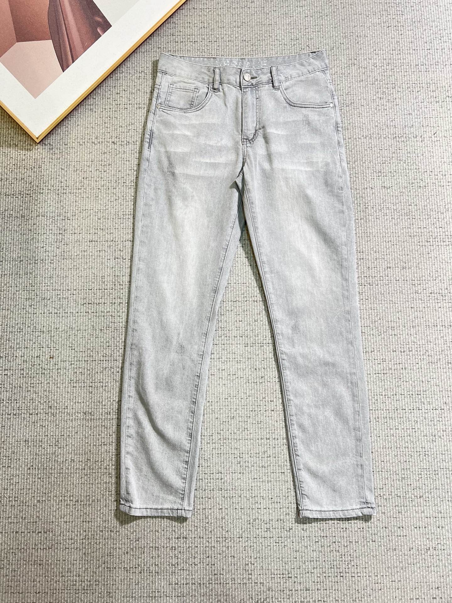 NO:938036,Versace men's denim jeans, official album and poster style!  High-grade imported denim raw color fabrics are supplied to customers, and the pure 13oz denim fabrics from Okayama, Japan are specially selected. Heavy-duty environmentally friendly plant enzyme washing process is used. The texture has a light retro color, which is quite beautiful and is very suitable for autumn and winter color matching. The fabric is soft and delicate after washing, but has strong bones and a slight stretch, providing an excellent comfortable experience. There is no damage from any technological elements throughout the body, retaining the purest tannin color!  The details throughout the body are perfect, exquisite and sophisticated. The latest leather label on the waist highlights the brand's characteristics. The hardware accessories, leather label and wiring all reflect the craftsmanship!  The silhouette is perfectly tailored and has excellent butt lift and slimming effect. It can be easily matched with any top in the wardrobe. It has wide compatibility and is suitable for various daily wear. The upper body is full of style. It is a must-have trousers for those who are obsessed with quality control and 1V!  Sizes 29-38 (not 35.37),,versace,jeans,19860909范思哲 男士丹宁牛仔裤,官宣画册海报穿搭款！ 客供高级进口的丹宁原色面料,特选日本冈山纯正13oz 盎司牛仔布料,重磅环保植物酵素水洗工艺,肌理有着淡淡的复古色彩,相当漂亮,极符合秋冬的配色,面料经过水洗后柔软细腻,但筋骨感极强,且略带弹力,提供了绝佳的舒适体验,通身无任何工艺元素破坏,保留了最纯粹的丹宁本色！通身细节完美如斯,精湛且考究,最新的腰部皮标彰显了品牌特质,五金配件、皮标、走线无不体现出匠心工艺！版型剪裁完美,提臀修身效果绝佳,可轻松横扫衣橱任何的上装搭配,兼容性广泛,满足于日常各种穿搭,上身型款十足,于品质控及1V迷控者必入型裤装！ 尺码29—38（没35.37）,,versace,jeans,,Men's clothing