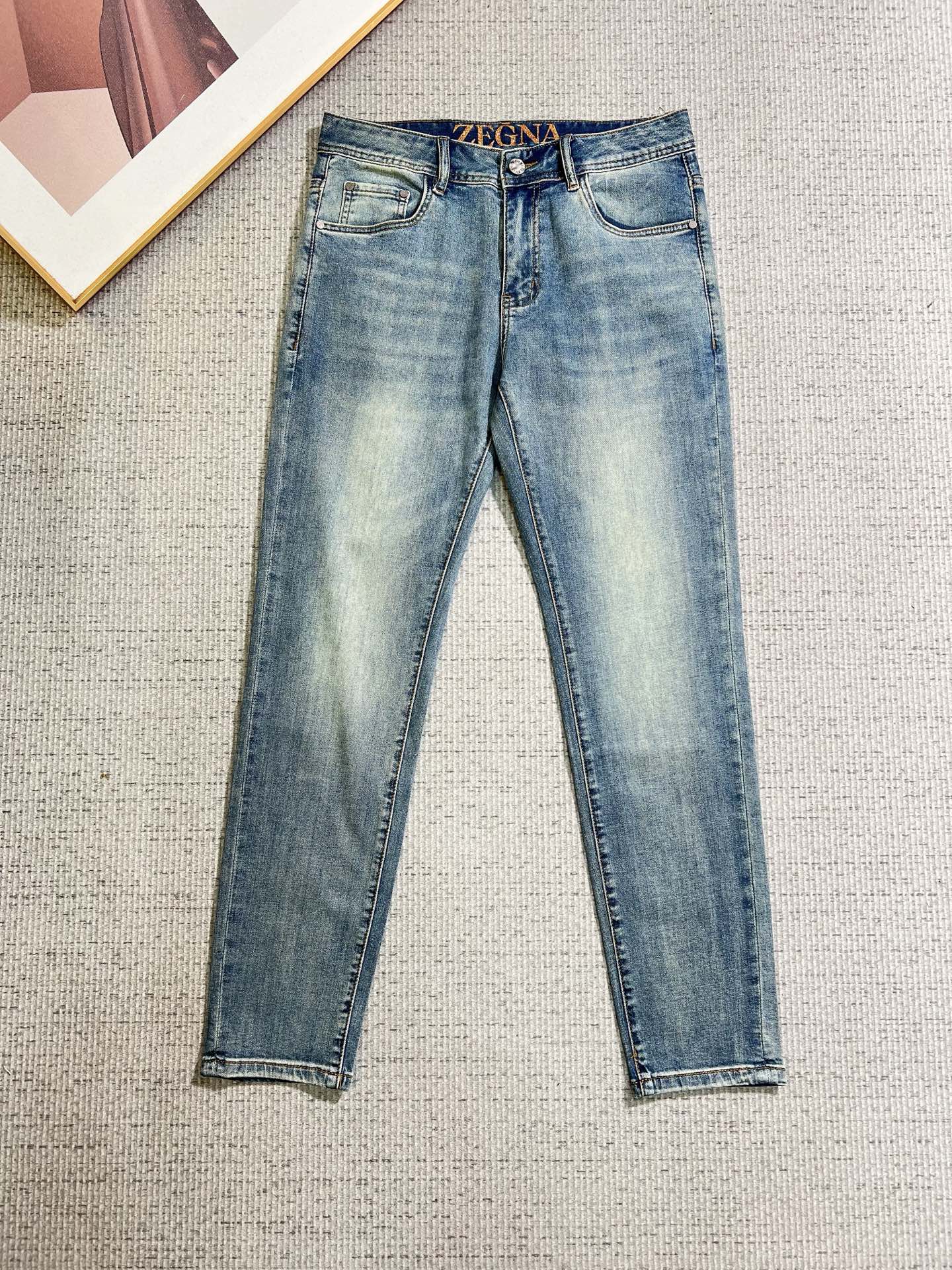 NO:938039,Ermenegildo Zegna men's denim jeans, official album and poster wear style!  High-grade imported denim raw color fabrics are supplied to customers, and the pure 13oz denim fabrics from Okayama, Japan are specially selected. Heavy-duty environmentally friendly plant enzyme washing process is used. The texture has a light retro color, which is quite beautiful and is very suitable for autumn and winter color matching. The fabric is soft and delicate after washing, but has strong bones and a slight stretch, providing an excellent comfortable experience. There is no damage from any technological elements throughout the body, retaining the purest tannin color!  The details throughout the body are perfect, exquisite and sophisticated. The latest leather label on the waist highlights the brand's characteristics. The hardware accessories, leather label and wiring all reflect the craftsmanship!  The silhouette is perfectly tailored and has excellent butt lift and slimming effect. It can be easily matched with any top in the wardrobe. It has wide compatibility and is suitable for various daily wear. The upper body is full of style. It is a must-have trousers for those who are obsessed with quality control and 1V!  Sizes 29-38 (not 35.37),,zegna,jeans,19860909杰尼亚 男士丹宁牛仔裤,官宣画册海报穿搭款！ 客供高级进口的丹宁原色面料,特选日本冈山纯正13oz 盎司牛仔布料,重磅环保植物酵素水洗工艺,肌理有着淡淡的复古色彩,相当漂亮,极符合秋冬的配色,面料经过水洗后柔软细腻,但筋骨感极强,且略带弹力,提供了绝佳的舒适体验,通身无任何工艺元素破坏,保留了最纯粹的丹宁本色！通身细节完美如斯,精湛且考究,最新的腰部皮标彰显了品牌特质,五金配件、皮标、走线无不体现出匠心工艺！版型剪裁完美,提臀修身效果绝佳,可轻松横扫衣橱任何的上装搭配,兼容性广泛,满足于日常各种穿搭,上身型款十足,于品质控及1V迷控者必入型裤装！ 尺码29—38（没35.37）,,zegna,jeans,,Men's clothing