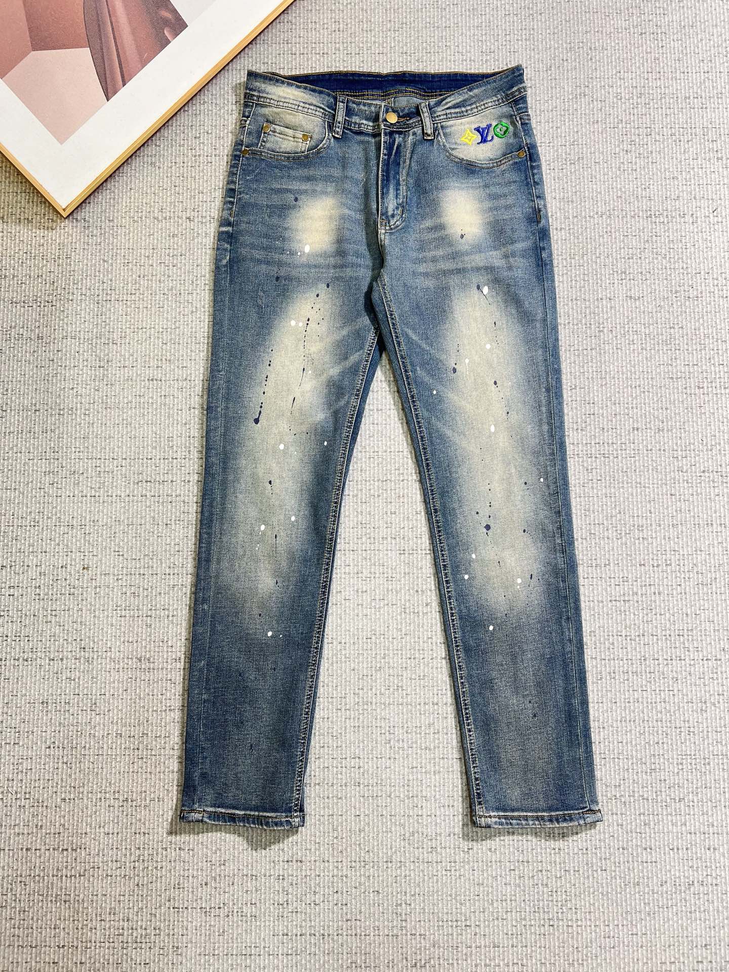 NO:938042,LV men's denim jeans, official album and poster outfit style!  High-grade imported denim raw color fabrics are supplied to customers, and the pure 13oz denim fabrics from Okayama, Japan are specially selected. Heavy-duty environmentally friendly plant enzyme washing process is used. The texture has a light retro color, which is quite beautiful and is very suitable for autumn and winter color matching. The fabric is soft and delicate after washing, but has strong bones and a slight stretch, providing an excellent comfortable experience. There is no damage from any technological elements throughout the body, retaining the purest tannin color!  The details throughout the body are perfect, exquisite and sophisticated. The latest leather label on the waist highlights the brand's characteristics. The hardware accessories, leather label and wiring all reflect the craftsmanship!  The silhouette is perfectly tailored and has excellent butt lift and slimming effect. It can be easily matched with any top in the wardrobe. It has wide compatibility and is suitable for various daily wear. The upper body is full of style. It is a must-have trousers for those who are obsessed with quality control and 1V!  Size 29-38 (not 35.37),,louis vuitton,jeans,19860909LV 男士丹宁牛仔裤,官宣画册海报穿搭款！ 客供高级进口的丹宁原色面料,特选日本冈山纯正13oz 盎司牛仔布料,重磅环保植物酵素水洗工艺,肌理有着淡淡的复古色彩,相当漂亮,极符合秋冬的配色,面料经过水洗后柔软细腻,但筋骨感极强,且略带弹力,提供了绝佳的舒适体验,通身无任何工艺元素破坏,保留了最纯粹的丹宁本色！通身细节完美如斯,精湛且考究,最新的腰部皮标彰显了品牌特质,五金配件、皮标、走线无不体现出匠心工艺！版型剪裁完美,提臀修身效果绝佳,可轻松横扫衣橱任何的上装搭配,兼容性广泛,满足于日常各种穿搭,上身型款十足,于品质控及1V迷控者必入型裤装！ 尺码29—38（没35.37）,,louis vuitton,jeans,,Men's clothing