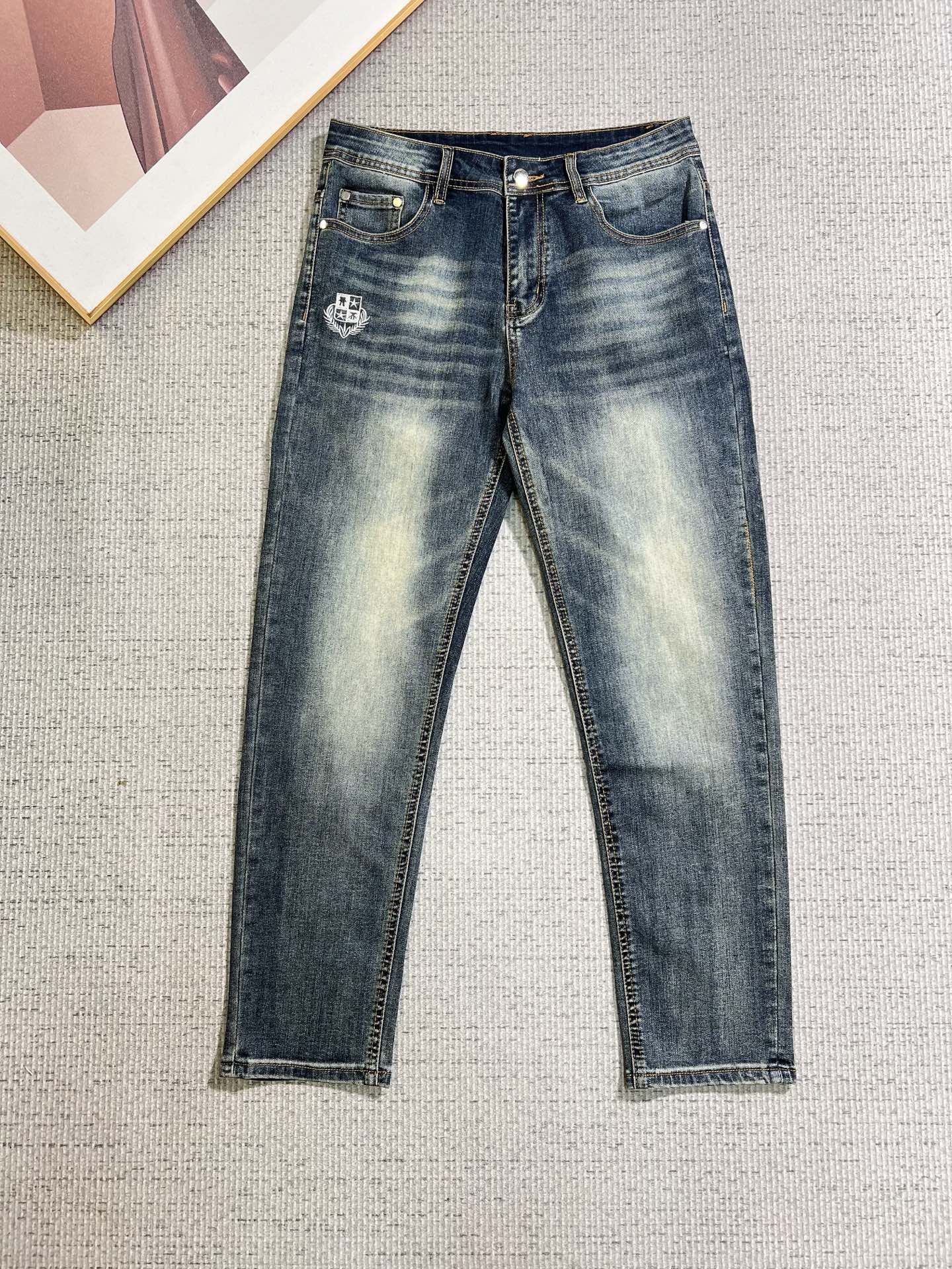 NO:938045,LP men's denim jeans, official album and poster outfit!  High-grade imported denim raw color fabrics are supplied to customers, and the pure 13oz denim fabrics from Okayama, Japan are specially selected. Heavy-duty environmentally friendly plant enzyme washing process is used. The texture has a light retro color, which is quite beautiful and is very suitable for autumn and winter color matching. The fabric is soft and delicate after washing, but has strong bones and a slight stretch, providing an excellent comfortable experience. There is no damage from any technological elements throughout the body, retaining the purest tannin color!  The details throughout the body are perfect, exquisite and sophisticated. The latest leather label on the waist highlights the brand's characteristics. The hardware accessories, leather label and wiring all reflect the craftsmanship!  The silhouette is perfectly tailored and has excellent butt lift and slimming effect. It can be easily matched with any top in the wardrobe. It has wide compatibility and is suitable for various daily wear. The upper body is full of style. It is a must-have trousers for those who are obsessed with quality control and 1V!  Size 29-38 (not 35.37),,loro piana,jeans,19860909LP 男士丹宁牛仔裤,官宣画册海报穿搭款！ 客供高级进口的丹宁原色面料,特选日本冈山纯正13oz 盎司牛仔布料,重磅环保植物酵素水洗工艺,肌理有着淡淡的复古色彩,相当漂亮,极符合秋冬的配色,面料经过水洗后柔软细腻,但筋骨感极强,且略带弹力,提供了绝佳的舒适体验,通身无任何工艺元素破坏,保留了最纯粹的丹宁本色！通身细节完美如斯,精湛且考究,最新的腰部皮标彰显了品牌特质,五金配件、皮标、走线无不体现出匠心工艺！版型剪裁完美,提臀修身效果绝佳,可轻松横扫衣橱任何的上装搭配,兼容性广泛,满足于日常各种穿搭,上身型款十足,于品质控及1V迷控者必入型裤装！ 尺码29—38（没35.37）,,loro piana,jeans,,Men's clothing