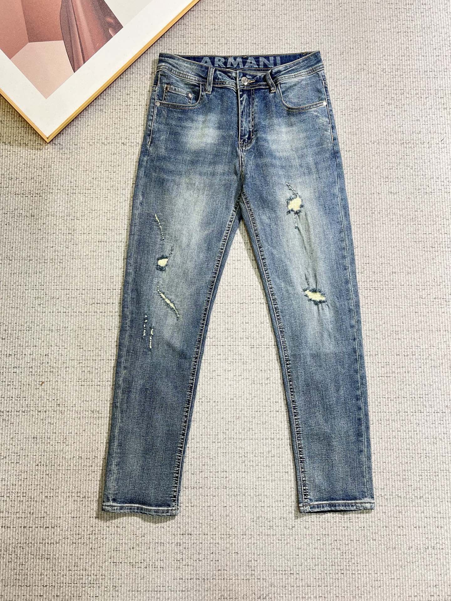 NO:938048,Armani Armani men's denim jeans, official album and poster wear style!  High-grade imported denim raw color fabrics are supplied to customers, and the pure 13oz denim fabrics from Okayama, Japan are specially selected. Heavy-duty environmentally friendly plant enzyme washing process is used. The texture has a light retro color, which is quite beautiful and is very suitable for autumn and winter color matching. The fabric is soft and delicate after washing, but has strong bones and a slight stretch, providing an excellent comfortable experience. There is no damage from any technological elements throughout the body, retaining the purest tannin color!  The details throughout the body are perfect, exquisite and sophisticated. The latest leather label on the waist highlights the brand's characteristics. The hardware accessories, leather label and wiring all reflect the craftsmanship!  The silhouette is perfectly tailored and has excellent butt lift and slimming effect. It can be easily matched with any top in the wardrobe. It has wide compatibility and is suitable for various daily wear. The upper body is full of style. It is a must-have trousers for those who are obsessed with quality control and 1V!  Size 29-38 (not 35.37),,armani,armani,jeans,19860909Armani 阿玛尼 男士丹宁牛仔裤,官宣画册海报穿搭款！ 客供高级进口的丹宁原色面料,特选日本冈山纯正13oz 盎司牛仔布料,重磅环保植物酵素水洗工艺,肌理有着淡淡的复古色彩,相当漂亮,极符合秋冬的配色,面料经过水洗后柔软细腻,但筋骨感极强,且略带弹力,提供了绝佳的舒适体验,通身无任何工艺元素破坏,保留了最纯粹的丹宁本色！通身细节完美如斯,精湛且考究,最新的腰部皮标彰显了品牌特质,五金配件、皮标、走线无不体现出匠心工艺！版型剪裁完美,提臀修身效果绝佳,可轻松横扫衣橱任何的上装搭配,兼容性广泛,满足于日常各种穿搭,上身型款十足,于品质控及1V迷控者必入型裤装！ 尺码29—38（没35.37）,,armani,armani,jeans,,Men's clothing