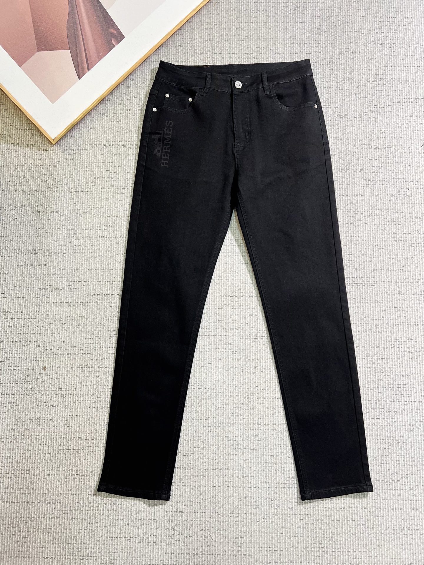 NO:938051,Hermès men's denim jeans, official album and poster outfit style!  High-grade imported denim raw color fabrics are supplied to customers, and the pure 13oz denim fabrics from Okayama, Japan are specially selected. Heavy-duty environmentally friendly plant enzyme washing process is used. The texture has a light retro color, which is quite beautiful and is very suitable for autumn and winter color matching. The fabric is soft and delicate after washing, but has strong bones and a slight stretch, providing an excellent comfortable experience. There is no damage from any technological elements throughout the body, retaining the purest tannin color!  The details throughout the body are perfect, exquisite and sophisticated. The latest leather label on the waist highlights the brand's characteristics. The hardware accessories, leather label and wiring all reflect the craftsmanship!  The silhouette is perfectly tailored and has excellent butt lift and slimming effect. It can be easily matched with any top in the wardrobe. It has wide compatibility and is suitable for various daily wear. The upper body is full of style. It is a must-have trousers for those who are obsessed with quality control and 1V!  Size 29-38 (not 35.37),,hermes,jeans,19860909爱马仕 男士丹宁牛仔裤,官宣画册海报穿搭款！ 客供高级进口的丹宁原色面料,特选日本冈山纯正13oz 盎司牛仔布料,重磅环保植物酵素水洗工艺,肌理有着淡淡的复古色彩,相当漂亮,极符合秋冬的配色,面料经过水洗后柔软细腻,但筋骨感极强,且略带弹力,提供了绝佳的舒适体验,通身无任何工艺元素破坏,保留了最纯粹的丹宁本色！通身细节完美如斯,精湛且考究,最新的腰部皮标彰显了品牌特质,五金配件、皮标、走线无不体现出匠心工艺！版型剪裁完美,提臀修身效果绝佳,可轻松横扫衣橱任何的上装搭配,兼容性广泛,满足于日常各种穿搭,上身型款十足,于品质控及1V迷控者必入型裤装！ 尺码29—38（没35.37）,,hermes,jeans,,Men's clothing