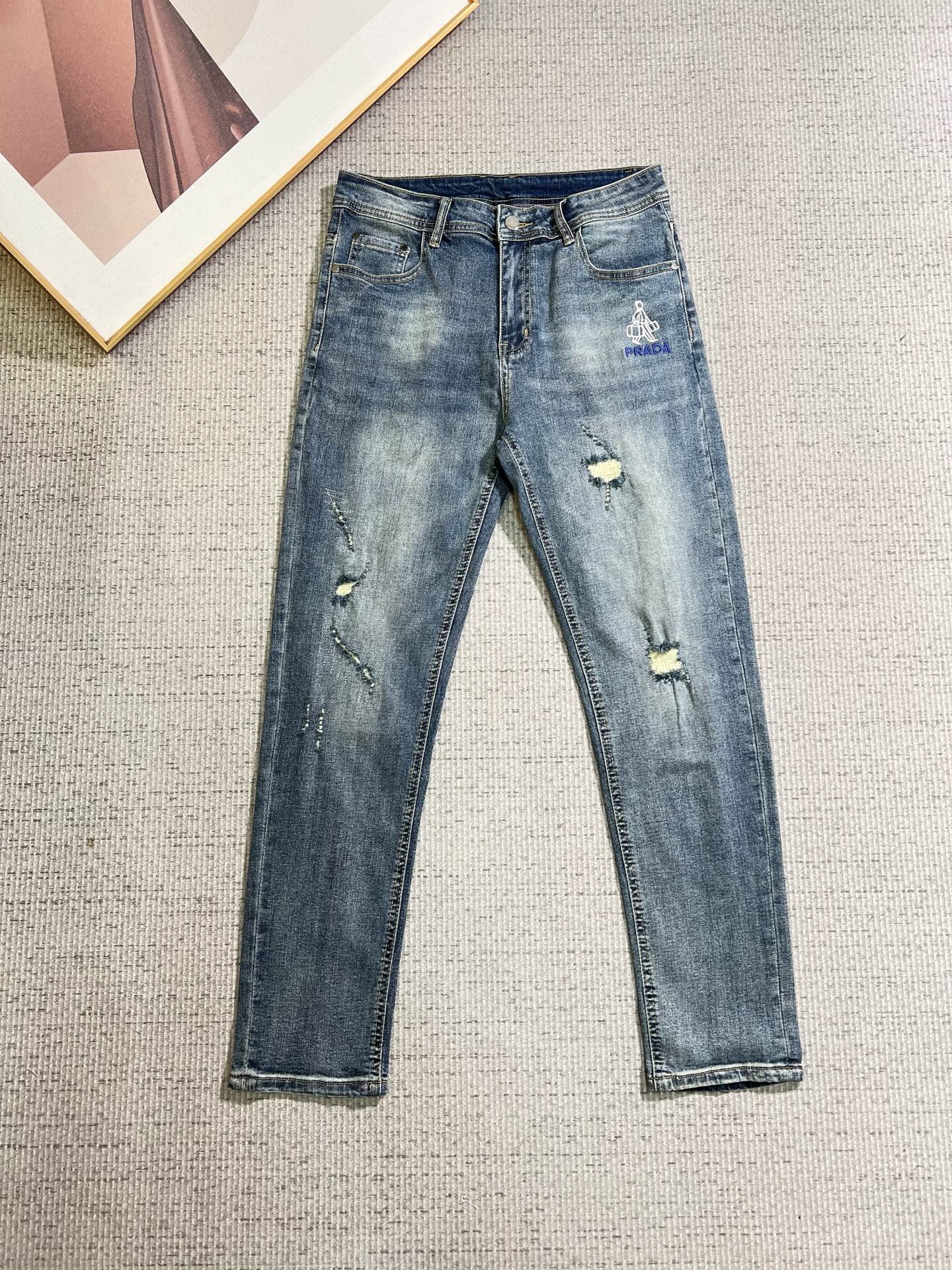 NO:938054,PRADA Men's denim jeans, official album and poster outfit!  High-grade imported denim raw color fabrics are supplied to customers, and the pure 13oz denim fabrics from Okayama, Japan are specially selected. Heavy-duty environmentally friendly plant enzyme washing process is used. The texture has a light retro color, which is quite beautiful and is very suitable for autumn and winter color matching. The fabric is soft and delicate after washing, but has strong bones and a slight stretch, providing an excellent comfortable experience. There is no damage from any technological elements throughout the body, retaining the purest tannin color!  The details throughout the body are perfect, exquisite and sophisticated. The latest leather label on the waist highlights the brand's characteristics. The hardware accessories, leather label and wiring all reflect the craftsmanship!  The silhouette is perfectly tailored and has excellent butt lift and slimming effect. It can be easily matched with any top in the wardrobe. It has wide compatibility and is suitable for various daily wear. The upper body is full of style. It is a must-have trousers for those who are obsessed with quality control and 1V!  Size 29-38 (not 35.37),, prada, prada, jeans,19860909PRADA 普拉达 男士丹宁牛仔裤,官宣画册海报穿搭款！ 客供高级进口的丹宁原色面料,特选日本冈山纯正13oz 盎司牛仔布料,重磅环保植物酵素水洗工艺,肌理有着淡淡的复古色彩,相当漂亮,极符合秋冬的配色,面料经过水洗后柔软细腻,但筋骨感极强,且略带弹力,提供了绝佳的舒适体验,通身无任何工艺元素破坏,保留了最纯粹的丹宁本色！通身细节完美如斯,精湛且考究,最新的腰部皮标彰显了品牌特质,五金配件、皮标、走线无不体现出匠心工艺！版型剪裁完美,提臀修身效果绝佳,可轻松横扫衣橱任何的上装搭配,兼容性广泛,满足于日常各种穿搭,上身型款十足,于品质控及1V迷控者必入型裤装！ 尺码29—38（没35.37）,,prada,prada,jeans,,Men's clothing