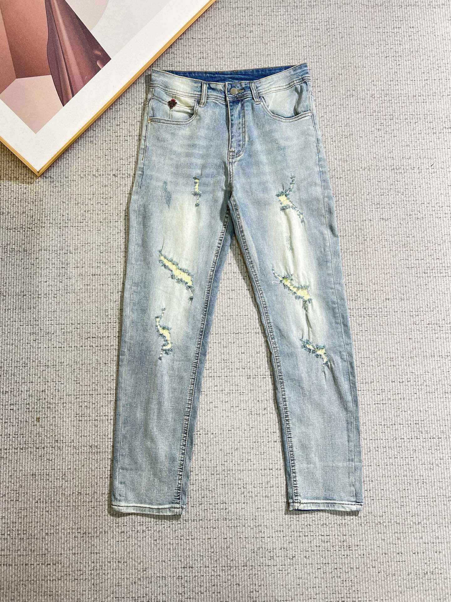 NO:866063,GUCCI men's denim jeans, official album and poster outfit style!  High-grade imported denim raw color fabrics are supplied to customers, and the pure 13oz denim fabrics from Okayama, Japan are specially selected. Heavy-duty environmentally friendly plant enzyme washing process is used. The texture has a light retro color, which is quite beautiful and is very suitable for autumn and winter color matching. The fabric is soft and delicate after washing, but has strong bones and a slight stretch, providing an excellent comfortable experience. There is no damage from any technological elements throughout the body, retaining the purest tannin color!  The details throughout the body are perfect, exquisite and sophisticated. The latest leather label on the waist highlights the brand's characteristics. The hardware accessories, leather label and wiring all reflect the craftsmanship!  The silhouette is perfectly tailored and has excellent butt lift and slimming effect. It can be easily matched with any top in the wardrobe. It has wide compatibility and is suitable for various daily wear. The upper body is full of style. It is a must-have trousers for those who are obsessed with quality control and 1V!  Size 29-38 (not 35.37),,gucci,jeans,19860909GUCCI 古奇 男士丹宁牛仔裤,官宣画册海报穿搭款！ 客供高级进口的丹宁原色面料,特选日本冈山纯正13oz 盎司牛仔布料,重磅环保植物酵素水洗工艺,肌理有着淡淡的复古色彩,相当漂亮,极符合秋冬的配色,面料经过水洗后柔软细腻,但筋骨感极强,且略带弹力,提供了绝佳的舒适体验,通身无任何工艺元素破坏,保留了最纯粹的丹宁本色！通身细节完美如斯,精湛且考究,最新的腰部皮标彰显了品牌特质,五金配件、皮标、走线无不体现出匠心工艺！版型剪裁完美,提臀修身效果绝佳,可轻松横扫衣橱任何的上装搭配,兼容性广泛,满足于日常各种穿搭,上身型款十足,于品质控及1V迷控者必入型裤装！ 尺码29—38（没35.37）,,gucci,jeans,,Men's clothing