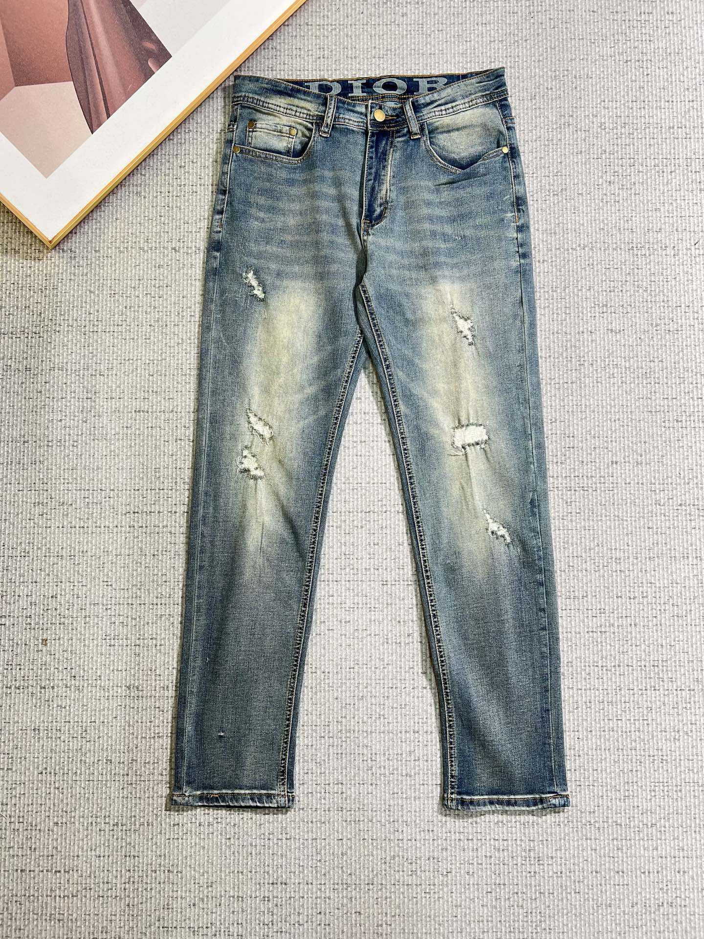NO:865962,Dior men's denim jeans, official album and poster style!  High-grade imported denim raw color fabrics are supplied to customers, and the pure 13oz denim fabrics from Okayama, Japan are specially selected. Heavy-duty environmentally friendly plant enzyme washing process is used. The texture has a light retro color, which is quite beautiful and is very suitable for autumn and winter color matching. The fabric is soft and delicate after washing, but has strong bones and a slight stretch, providing an excellent comfortable experience. There is no damage from any technological elements throughout the body, retaining the purest tannin color!  The details throughout the body are perfect, exquisite and sophisticated. The latest leather label on the waist highlights the brand's characteristics. The hardware accessories, leather label and wiring all reflect the craftsmanship!  The silhouette is perfectly tailored and has excellent butt lift and slimming effect. It can be easily matched with any top in the wardrobe. It has wide compatibility and is suitable for various daily wear. The upper body is full of style. It is a must-have trousers for those who are obsessed with quality control and 1V!  Size 29-38 (not 35.37), dior, dior, jeans,19860909Dior 迪奥 男士丹宁牛仔裤,官宣画册海报穿搭款！ 客供高级进口的丹宁原色面料,特选日本冈山纯正13oz 盎司牛仔布料,重磅环保植物酵素水洗工艺,肌理有着淡淡的复古色彩,相当漂亮,极符合秋冬的配色,面料经过水洗后柔软细腻,但筋骨感极强,且略带弹力,提供了绝佳的舒适体验,通身无任何工艺元素破坏,保留了最纯粹的丹宁本色！通身细节完美如斯,精湛且考究,最新的腰部皮标彰显了品牌特质,五金配件、皮标、走线无不体现出匠心工艺！版型剪裁完美,提臀修身效果绝佳,可轻松横扫衣橱任何的上装搭配,兼容性广泛,满足于日常各种穿搭,上身型款十足,于品质控及1V迷控者必入型裤装！ 尺码29—38（没35.37）,,dior,dior,jeans,,Men's clothing