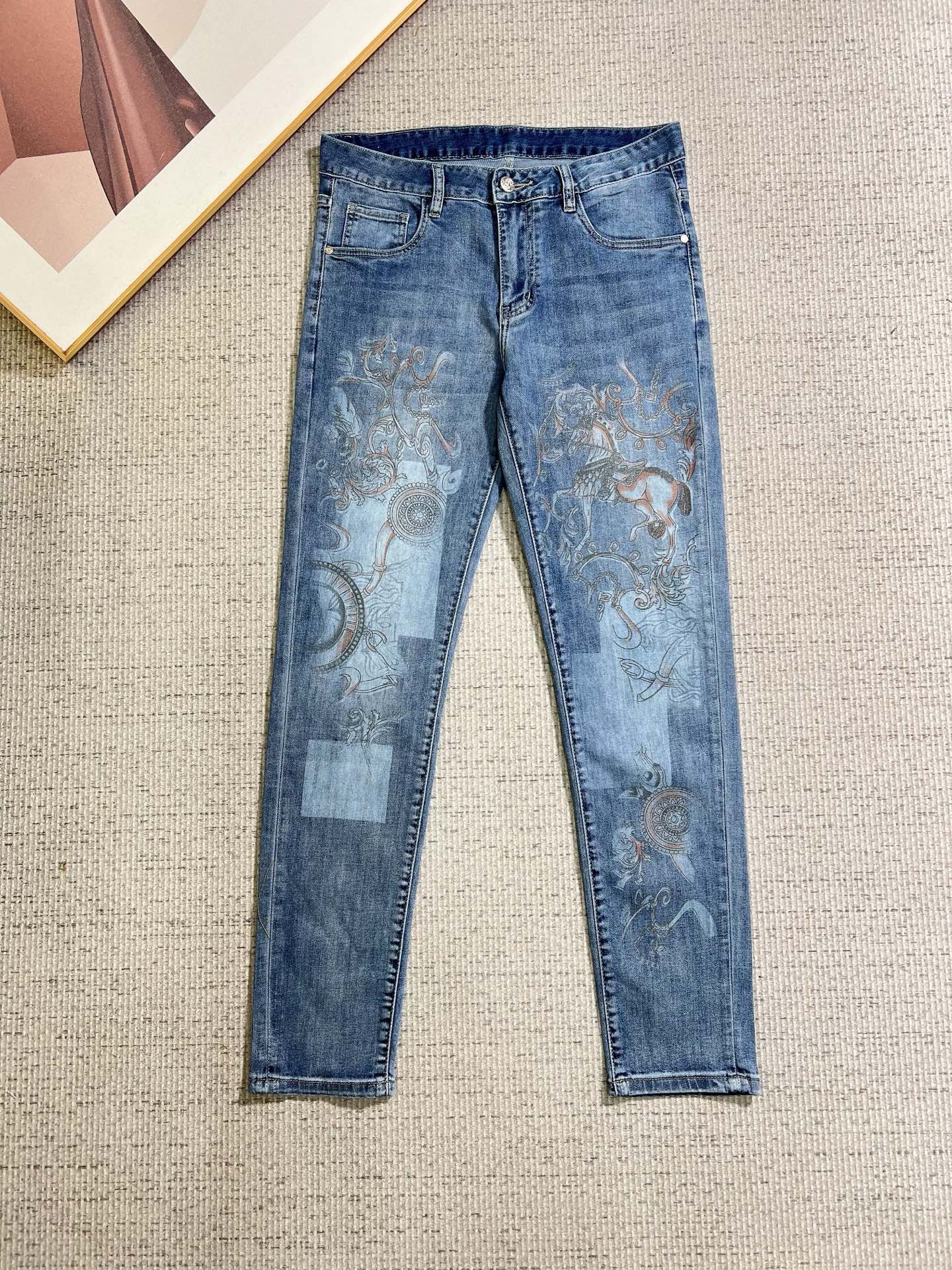 NO:865975,Hermès men's denim jeans, official album and poster outfit style!  High-grade imported denim raw color fabrics are supplied to customers, and the pure 13oz denim fabrics from Okayama, Japan are specially selected. Heavy-duty environmentally friendly plant enzyme washing process is used. The texture has a light retro color, which is quite beautiful and is very suitable for autumn and winter color matching. The fabric is soft and delicate after washing, but has strong bones and a slight stretch, providing an excellent comfortable experience. There is no damage from any technological elements throughout the body, retaining the purest tannin color!  The details throughout the body are perfect, exquisite and sophisticated. The latest leather label on the waist highlights the brand's characteristics. The hardware accessories, leather label and wiring all reflect the craftsmanship!  The silhouette is perfectly tailored and has excellent butt lift and slimming effect. It can be easily matched with any top in the wardrobe. It has wide compatibility and is suitable for various daily wear. The upper body is full of style. It is a must-have trousers for those who are obsessed with quality control and 1V!  Size 29-38 (not 35.37),,hermes,jeans,19860909爱马仕 男士丹宁牛仔裤,官宣画册海报穿搭款！ 客供高级进口的丹宁原色面料,特选日本冈山纯正13oz 盎司牛仔布料,重磅环保植物酵素水洗工艺,肌理有着淡淡的复古色彩,相当漂亮,极符合秋冬的配色,面料经过水洗后柔软细腻,但筋骨感极强,且略带弹力,提供了绝佳的舒适体验,通身无任何工艺元素破坏,保留了最纯粹的丹宁本色！通身细节完美如斯,精湛且考究,最新的腰部皮标彰显了品牌特质,五金配件、皮标、走线无不体现出匠心工艺！版型剪裁完美,提臀修身效果绝佳,可轻松横扫衣橱任何的上装搭配,兼容性广泛,满足于日常各种穿搭,上身型款十足,于品质控及1V迷控者必入型裤装！ 尺码29—38（没35.37）,,hermes,jeans,,Men's clothing