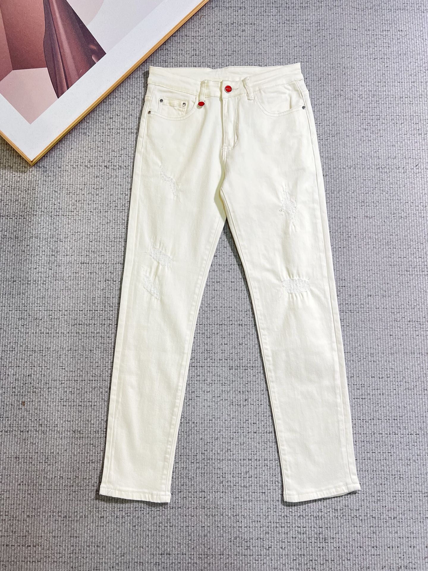 NO:865987,Kiton men's denim jeans, official album and poster wear style!  High-grade imported denim raw color fabrics are supplied to customers, and the pure 13oz denim fabrics from Okayama, Japan are specially selected. Heavy-duty environmentally friendly plant enzyme washing process is used. The texture has a light retro color, which is quite beautiful and is very suitable for autumn and winter color matching. The fabric is soft and delicate after washing, but has strong bones and a slight stretch, providing an excellent comfortable experience. There is no damage from any technological elements throughout the body, retaining the purest tannin color!  The details throughout the body are perfect, exquisite and sophisticated. The latest leather label on the waist highlights the brand's characteristics. The hardware accessories, leather label and wiring all reflect the craftsmanship!  The silhouette is perfectly tailored and has excellent butt lift and slimming effect. It can be easily matched with any top in the wardrobe. It has wide compatibility and is suitable for various daily wear. The upper body is full of style. It is a must-have trousers for those who are obsessed with quality control and 1V!  Size 29-38 (not 35.37),,jeans,19860909Kiton 男士丹宁牛仔裤,官宣画册海报穿搭款！ 客供高级进口的丹宁原色面料,特选日本冈山纯正13oz 盎司牛仔布料,重磅环保植物酵素水洗工艺,肌理有着淡淡的复古色彩,相当漂亮,极符合秋冬的配色,面料经过水洗后柔软细腻,但筋骨感极强,且略带弹力,提供了绝佳的舒适体验,通身无任何工艺元素破坏,保留了最纯粹的丹宁本色！通身细节完美如斯,精湛且考究,最新的腰部皮标彰显了品牌特质,五金配件、皮标、走线无不体现出匠心工艺！版型剪裁完美,提臀修身效果绝佳,可轻松横扫衣橱任何的上装搭配,兼容性广泛,满足于日常各种穿搭,上身型款十足,于品质控及1V迷控者必入型裤装！ 尺码29—38（没35.37）,,jeans,,Men's clothing