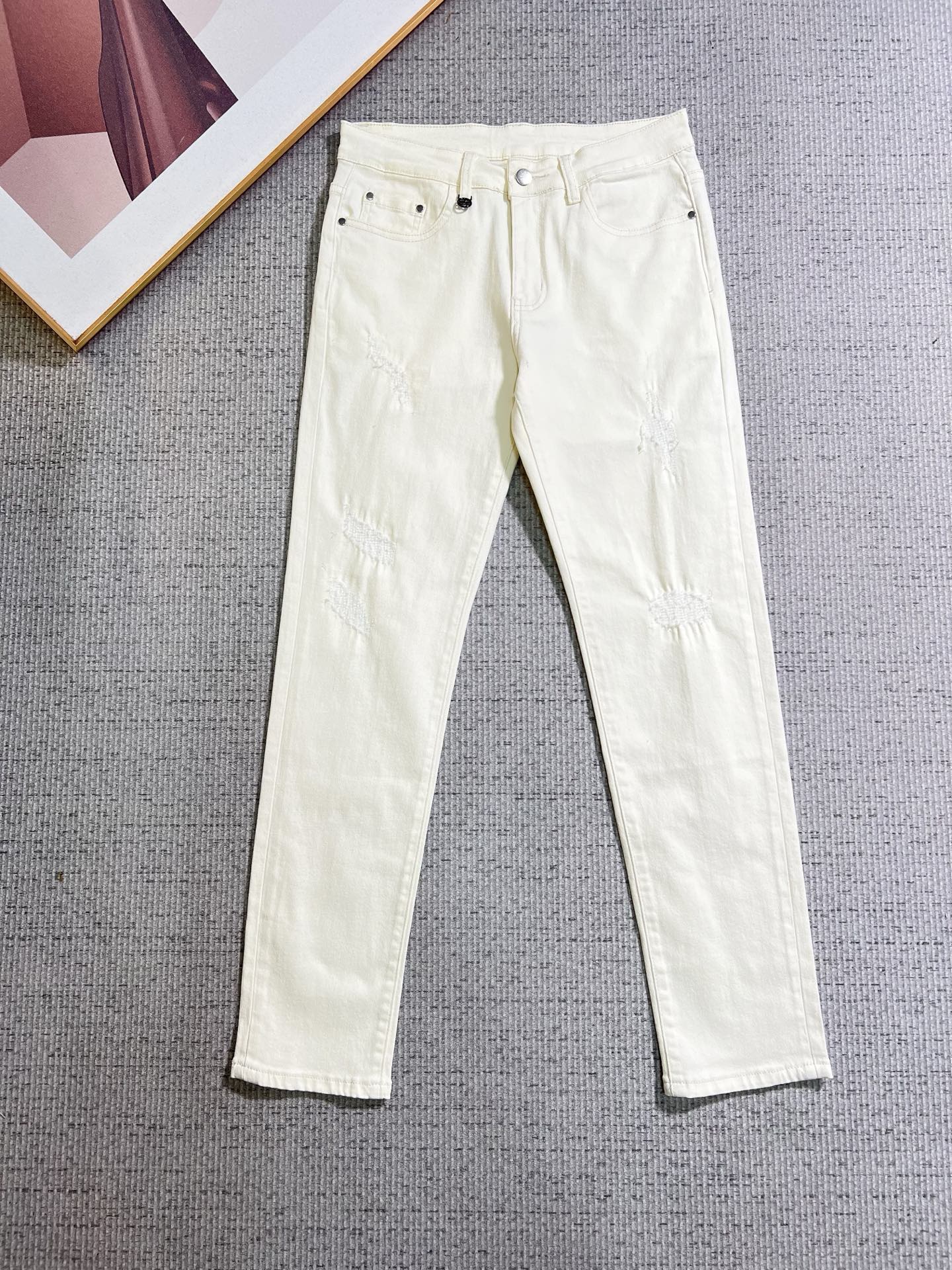 NO:866136,ALO men's denim jeans, official album and poster wear style!  High-grade imported denim raw color fabrics are supplied to customers, and the pure 13oz denim fabrics from Okayama, Japan are specially selected. Heavy-duty environmentally friendly plant enzyme washing process is used. The texture has a light retro color, which is quite beautiful and is very suitable for autumn and winter color matching. The fabric is soft and delicate after washing, but has strong bones and a slight stretch, providing an excellent comfortable experience. There is no damage from any technological elements throughout the body, retaining the purest tannin color!  The details throughout the body are perfect, exquisite and sophisticated. The latest leather label on the waist highlights the brand's characteristics. The hardware accessories, leather label and wiring all reflect the craftsmanship!  The silhouette is perfectly tailored and has excellent butt lift and slimming effect. It can be easily matched with any top in the wardrobe. It has wide compatibility and is suitable for various daily wear. The upper body is full of style. It is a must-have trousers for those who are obsessed with quality control and 1V!  Size 29-38 (not 35.37),,jeans,19860909ALO 男士丹宁牛仔裤,官宣画册海报穿搭款！ 客供高级进口的丹宁原色面料,特选日本冈山纯正13oz 盎司牛仔布料,重磅环保植物酵素水洗工艺,肌理有着淡淡的复古色彩,相当漂亮,极符合秋冬的配色,面料经过水洗后柔软细腻,但筋骨感极强,且略带弹力,提供了绝佳的舒适体验,通身无任何工艺元素破坏,保留了最纯粹的丹宁本色！通身细节完美如斯,精湛且考究,最新的腰部皮标彰显了品牌特质,五金配件、皮标、走线无不体现出匠心工艺！版型剪裁完美,提臀修身效果绝佳,可轻松横扫衣橱任何的上装搭配,兼容性广泛,满足于日常各种穿搭,上身型款十足,于品质控及1V迷控者必入型裤装！ 尺码29—38（没35.37）,,jeans,,Men's clothing