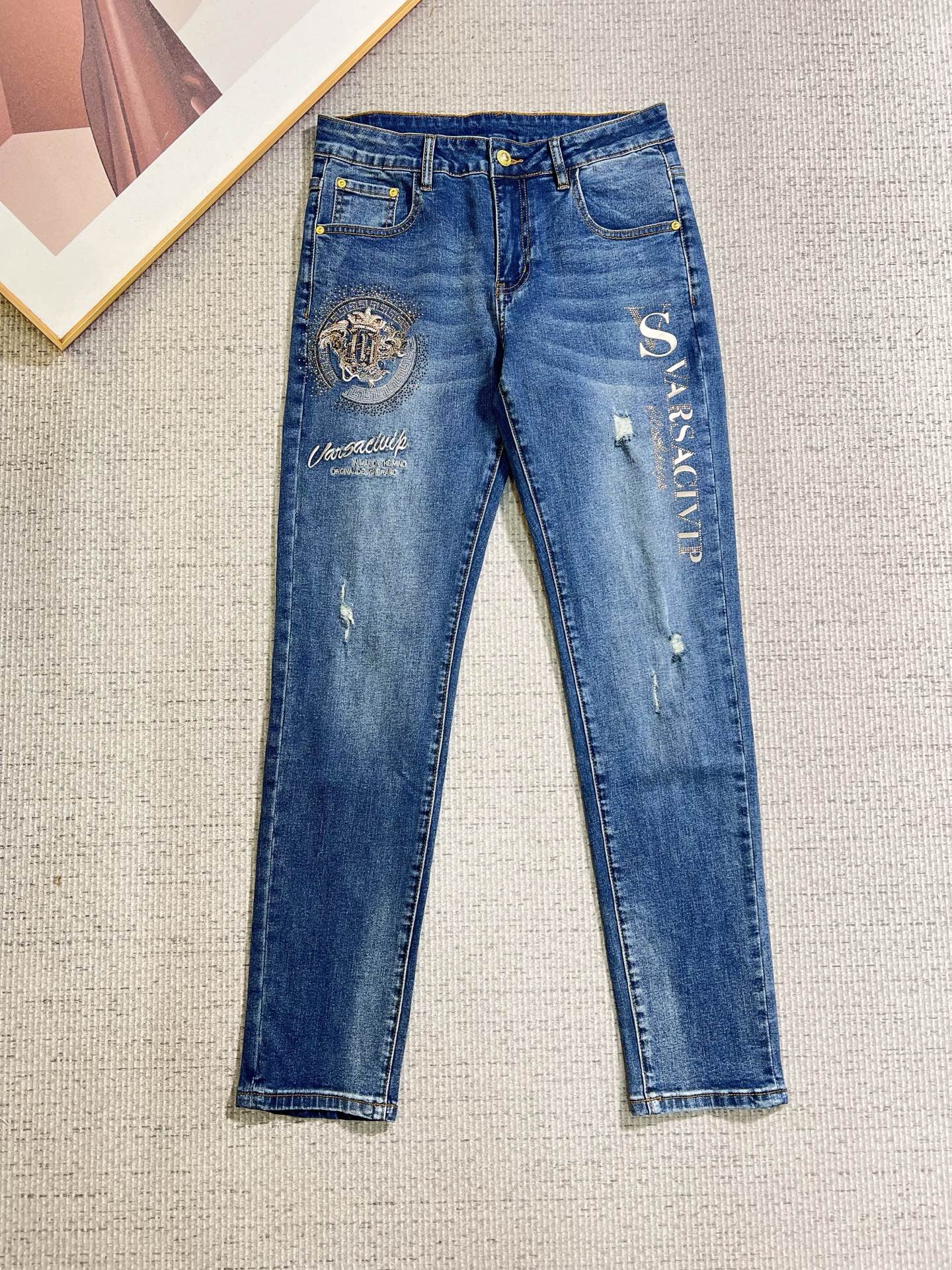 NO:866001,Versace men's denim jeans, official album and poster style!  High-grade imported denim raw color fabrics are supplied to customers, and the pure 13oz denim fabrics from Okayama, Japan are specially selected. Heavy-duty environmentally friendly plant enzyme washing process is used. The texture has a light retro color, which is quite beautiful and is very suitable for autumn and winter color matching. The fabric is soft and delicate after washing, but has strong bones and a slight stretch, providing an excellent comfortable experience. There is no damage from any technological elements throughout the body, retaining the purest tannin color!  The details throughout the body are perfect, exquisite and sophisticated. The latest leather label on the waist highlights the brand's characteristics. The hardware accessories, leather label and wiring all reflect the craftsmanship!  The silhouette is perfectly tailored and has excellent butt lift and slimming effect. It can be easily matched with any top in the wardrobe. It has wide compatibility and is suitable for various daily wear. The upper body is full of style. It is a must-have trousers for those who are obsessed with quality control and 1V!  Sizes 29-38 (not 35.37),,versace,jeans,19860909范思哲 男士丹宁牛仔裤,官宣画册海报穿搭款！ 客供高级进口的丹宁原色面料,特选日本冈山纯正13oz 盎司牛仔布料,重磅环保植物酵素水洗工艺,肌理有着淡淡的复古色彩,相当漂亮,极符合秋冬的配色,面料经过水洗后柔软细腻,但筋骨感极强,且略带弹力,提供了绝佳的舒适体验,通身无任何工艺元素破坏,保留了最纯粹的丹宁本色！通身细节完美如斯,精湛且考究,最新的腰部皮标彰显了品牌特质,五金配件、皮标、走线无不体现出匠心工艺！版型剪裁完美,提臀修身效果绝佳,可轻松横扫衣橱任何的上装搭配,兼容性广泛,满足于日常各种穿搭,上身型款十足,于品质控及1V迷控者必入型裤装！ 尺码29—38（没35.37）,,versace,jeans,,Men's clothing