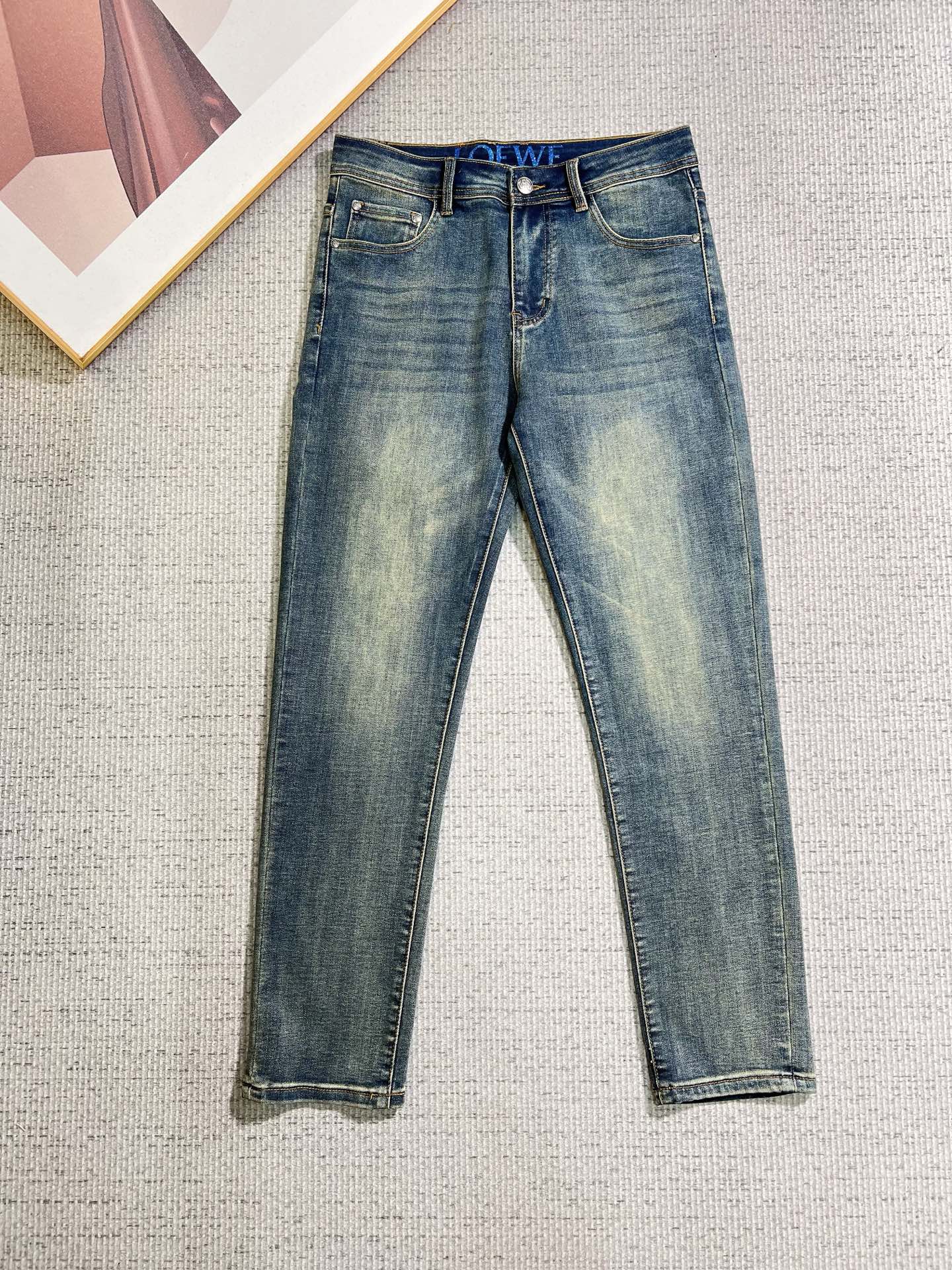 NO:866012,Loewe men's denim jeans, official album and poster style!  High-grade imported denim raw color fabrics are supplied to customers, and the pure 13oz denim fabrics from Okayama, Japan are specially selected. Heavy-duty environmentally friendly plant enzyme washing process is used. The texture has a light retro color, which is quite beautiful and is very suitable for autumn and winter color matching. The fabric is soft and delicate after washing, but has strong bones and a slight stretch, providing an excellent comfortable experience. There is no damage from any technological elements throughout the body, retaining the purest tannin color!  The details throughout the body are perfect, exquisite and sophisticated. The latest leather label on the waist highlights the brand's characteristics. The hardware accessories, leather label and wiring all reflect the craftsmanship!  The silhouette is perfectly tailored and has excellent butt lift and slimming effect. It can be easily matched with any top in the wardrobe. It has wide compatibility and is suitable for various daily wear. The upper body is full of style. It is a must-have trousers for those who are obsessed with quality control and 1V!  Size 29-38 (not 35.37),,loewe,jeans,19860909罗意威 男士丹宁牛仔裤,官宣画册海报穿搭款！ 客供高级进口的丹宁原色面料,特选日本冈山纯正13oz 盎司牛仔布料,重磅环保植物酵素水洗工艺,肌理有着淡淡的复古色彩,相当漂亮,极符合秋冬的配色,面料经过水洗后柔软细腻,但筋骨感极强,且略带弹力,提供了绝佳的舒适体验,通身无任何工艺元素破坏,保留了最纯粹的丹宁本色！通身细节完美如斯,精湛且考究,最新的腰部皮标彰显了品牌特质,五金配件、皮标、走线无不体现出匠心工艺！版型剪裁完美,提臀修身效果绝佳,可轻松横扫衣橱任何的上装搭配,兼容性广泛,满足于日常各种穿搭,上身型款十足,于品质控及1V迷控者必入型裤装！ 尺码29—38（没35.37）,,loewe,jeans,,Men's clothing