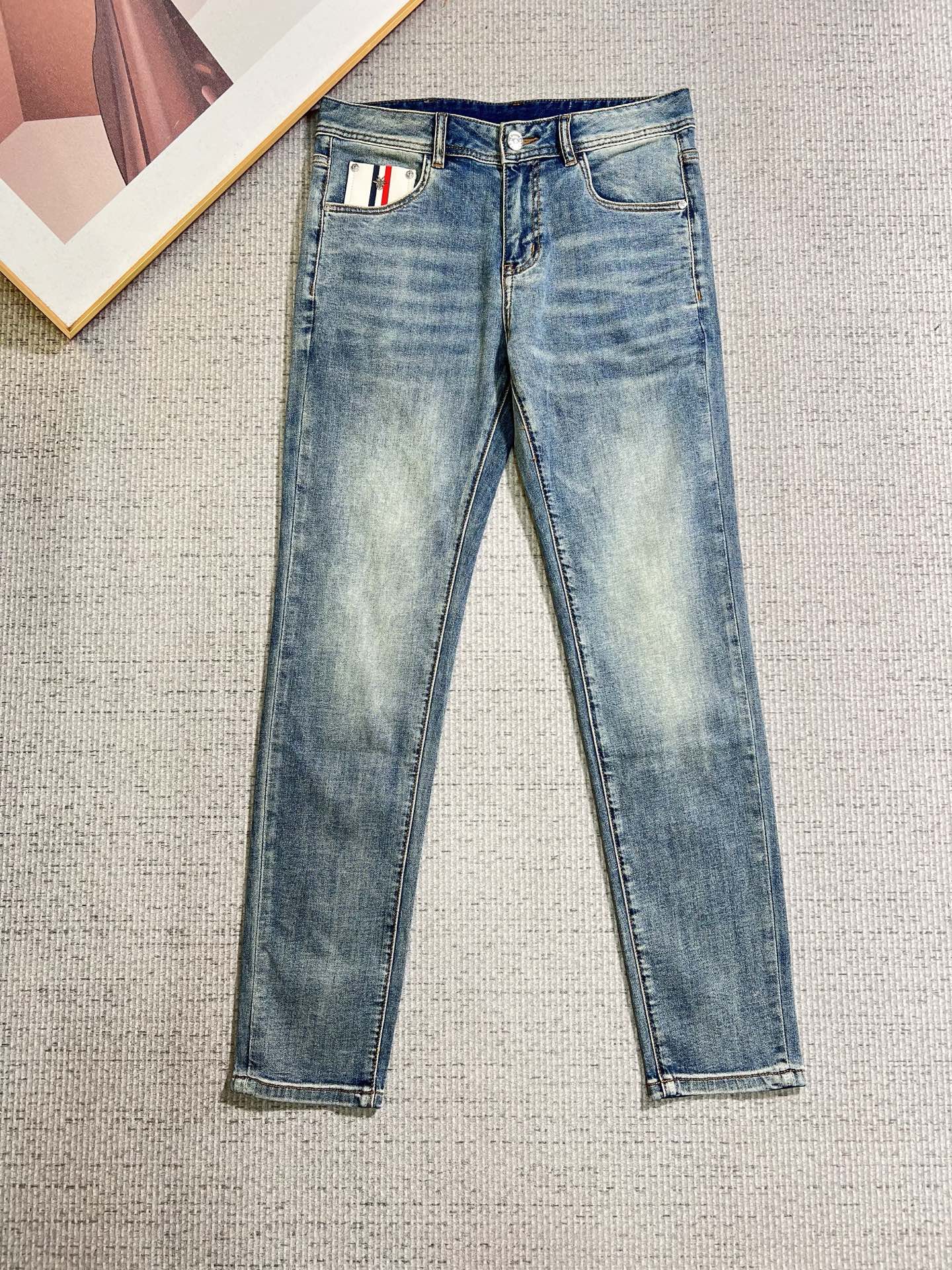 NO:866024,Dior men's denim jeans, official album and poster style!  High-grade imported denim raw color fabrics are supplied to customers, and the pure 13oz denim fabrics from Okayama, Japan are specially selected. Heavy-duty environmentally friendly plant enzyme washing process is used. The texture has a light retro color, which is quite beautiful and is very suitable for autumn and winter color matching. The fabric is soft and delicate after washing, but has strong bones and a slight stretch, providing an excellent comfortable experience. There is no damage from any technological elements throughout the body, retaining the purest tannin color!  The details throughout the body are perfect, exquisite and sophisticated. The latest leather label on the waist highlights the brand's characteristics. The hardware accessories, leather label and wiring all reflect the craftsmanship!  The silhouette is perfectly tailored and has excellent butt lift and slimming effect. It can be easily matched with any top in the wardrobe. It has wide compatibility and is suitable for various daily wear. The upper body is full of style. It is a must-have trousers for those who are obsessed with quality control and 1V!  Size 29-38 (not 35.37), dior, dior, jeans,19860909Dior 迪奥 男士丹宁牛仔裤,官宣画册海报穿搭款！ 客供高级进口的丹宁原色面料,特选日本冈山纯正13oz 盎司牛仔布料,重磅环保植物酵素水洗工艺,肌理有着淡淡的复古色彩,相当漂亮,极符合秋冬的配色,面料经过水洗后柔软细腻,但筋骨感极强,且略带弹力,提供了绝佳的舒适体验,通身无任何工艺元素破坏,保留了最纯粹的丹宁本色！通身细节完美如斯,精湛且考究,最新的腰部皮标彰显了品牌特质,五金配件、皮标、走线无不体现出匠心工艺！版型剪裁完美,提臀修身效果绝佳,可轻松横扫衣橱任何的上装搭配,兼容性广泛,满足于日常各种穿搭,上身型款十足,于品质控及1V迷控者必入型裤装！ 尺码29—38（没35.37）,,dior,dior,jeans,,Men's clothing