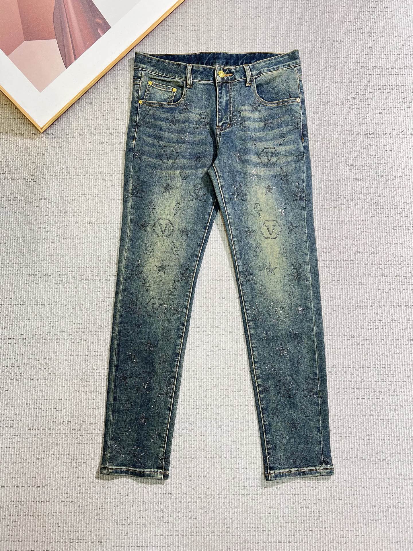 NO:866035,Versace men's denim jeans, official album and poster style!  High-grade imported denim raw color fabrics are supplied to customers, and the pure 13oz denim fabrics from Okayama, Japan are specially selected. Heavy-duty environmentally friendly plant enzyme washing process is used. The texture has a light retro color, which is quite beautiful and is very suitable for autumn and winter color matching. The fabric is soft and delicate after washing, but has strong bones and a slight stretch, providing an excellent comfortable experience. There is no damage from any technological elements throughout the body, retaining the purest tannin color!  The details throughout the body are perfect, exquisite and sophisticated. The latest leather label on the waist highlights the brand's characteristics. The hardware accessories, leather label and wiring all reflect the craftsmanship!  The silhouette is perfectly tailored and has excellent butt lift and slimming effect. It can be easily matched with any top in the wardrobe. It has wide compatibility and is suitable for various daily wear. The upper body is full of style. It is a must-have trousers for those who are obsessed with quality control and 1V!  Sizes 29-38 (not 35.37),,versace,jeans,19860909范思哲 男士丹宁牛仔裤,官宣画册海报穿搭款！ 客供高级进口的丹宁原色面料,特选日本冈山纯正13oz 盎司牛仔布料,重磅环保植物酵素水洗工艺,肌理有着淡淡的复古色彩,相当漂亮,极符合秋冬的配色,面料经过水洗后柔软细腻,但筋骨感极强,且略带弹力,提供了绝佳的舒适体验,通身无任何工艺元素破坏,保留了最纯粹的丹宁本色！通身细节完美如斯,精湛且考究,最新的腰部皮标彰显了品牌特质,五金配件、皮标、走线无不体现出匠心工艺！版型剪裁完美,提臀修身效果绝佳,可轻松横扫衣橱任何的上装搭配,兼容性广泛,满足于日常各种穿搭,上身型款十足,于品质控及1V迷控者必入型裤装！ 尺码29—38（没35.37）,,versace,jeans,,Men's clothing