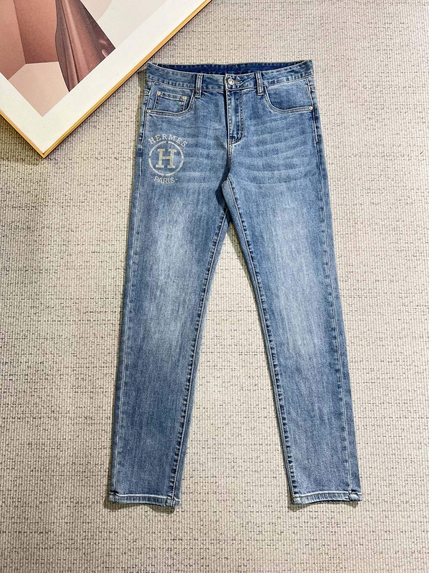 NO:866045,Hermès men's denim jeans, official album and poster outfit style!  High-grade imported denim raw color fabrics are supplied to customers, and the pure 13oz denim fabrics from Okayama, Japan are specially selected. Heavy-duty environmentally friendly plant enzyme washing process is used. The texture has a light retro color, which is quite beautiful and is very suitable for autumn and winter color matching. The fabric is soft and delicate after washing, but has strong bones and a slight stretch, providing an excellent comfortable experience. There is no damage from any technological elements throughout the body, retaining the purest tannin color!  The details throughout the body are perfect, exquisite and sophisticated. The latest leather label on the waist highlights the brand's characteristics. The hardware accessories, leather label and wiring all reflect the craftsmanship!  The silhouette is perfectly tailored and has excellent butt lift and slimming effect. It can be easily matched with any top in the wardrobe. It has wide compatibility and is suitable for various daily wear. The upper body is full of style. It is a must-have trousers for those who are obsessed with quality control and 1V!  Size 29-38 (not 35.37),,hermes,jeans,19860909爱马仕 男士丹宁牛仔裤,官宣画册海报穿搭款！ 客供高级进口的丹宁原色面料,特选日本冈山纯正13oz 盎司牛仔布料,重磅环保植物酵素水洗工艺,肌理有着淡淡的复古色彩,相当漂亮,极符合秋冬的配色,面料经过水洗后柔软细腻,但筋骨感极强,且略带弹力,提供了绝佳的舒适体验,通身无任何工艺元素破坏,保留了最纯粹的丹宁本色！通身细节完美如斯,精湛且考究,最新的腰部皮标彰显了品牌特质,五金配件、皮标、走线无不体现出匠心工艺！版型剪裁完美,提臀修身效果绝佳,可轻松横扫衣橱任何的上装搭配,兼容性广泛,满足于日常各种穿搭,上身型款十足,于品质控及1V迷控者必入型裤装！ 尺码29—38（没35.37）,,hermes,jeans,,Men's clothing
