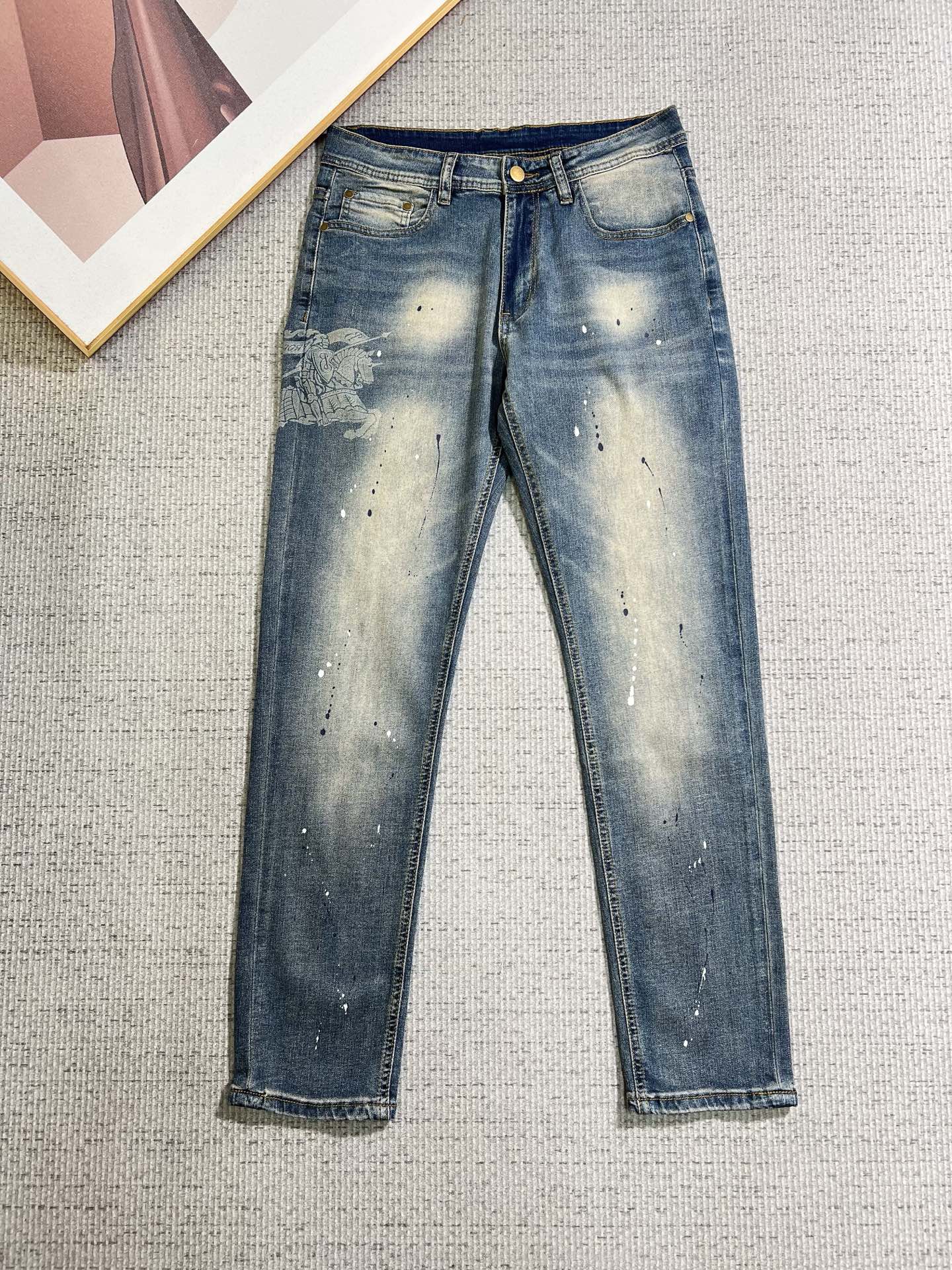 NO:866056,Burberry men's denim jeans, official album and poster outfit style!  High-grade imported denim raw color fabrics are supplied to customers, and the pure 13oz denim fabrics from Okayama, Japan are specially selected. Heavy-duty environmentally friendly plant enzyme washing process is used. The texture has a light retro color, which is quite beautiful and is very suitable for autumn and winter color matching. The fabric is soft and delicate after washing, but has strong bones and a slight stretch, providing an excellent comfortable experience. There is no damage from any technological elements throughout the body, retaining the purest tannin color!  The details throughout the body are perfect, exquisite and sophisticated. The latest leather label on the waist highlights the brand's characteristics. The hardware accessories, leather label and wiring all reflect the craftsmanship!  The silhouette is perfectly tailored and has excellent butt lift and slimming effect. It can be easily matched with any top in the wardrobe. It has wide compatibility and is suitable for various daily wear. The upper body is full of style. It is a must-have trousers for those who are obsessed with quality control and 1V!  Size 29-38 (not 35.37),,burberry,burberry,jeans,19860909Burberry 巴宝莉 男士丹宁牛仔裤,官宣画册海报穿搭款！ 客供高级进口的丹宁原色面料,特选日本冈山纯正13oz 盎司牛仔布料,重磅环保植物酵素水洗工艺,肌理有着淡淡的复古色彩,相当漂亮,极符合秋冬的配色,面料经过水洗后柔软细腻,但筋骨感极强,且略带弹力,提供了绝佳的舒适体验,通身无任何工艺元素破坏,保留了最纯粹的丹宁本色！通身细节完美如斯,精湛且考究,最新的腰部皮标彰显了品牌特质,五金配件、皮标、走线无不体现出匠心工艺！版型剪裁完美,提臀修身效果绝佳,可轻松横扫衣橱任何的上装搭配,兼容性广泛,满足于日常各种穿搭,上身型款十足,于品质控及1V迷控者必入型裤装！ 尺码29—38（没35.37）,,burberry,burberry,jeans,,Men's clothing