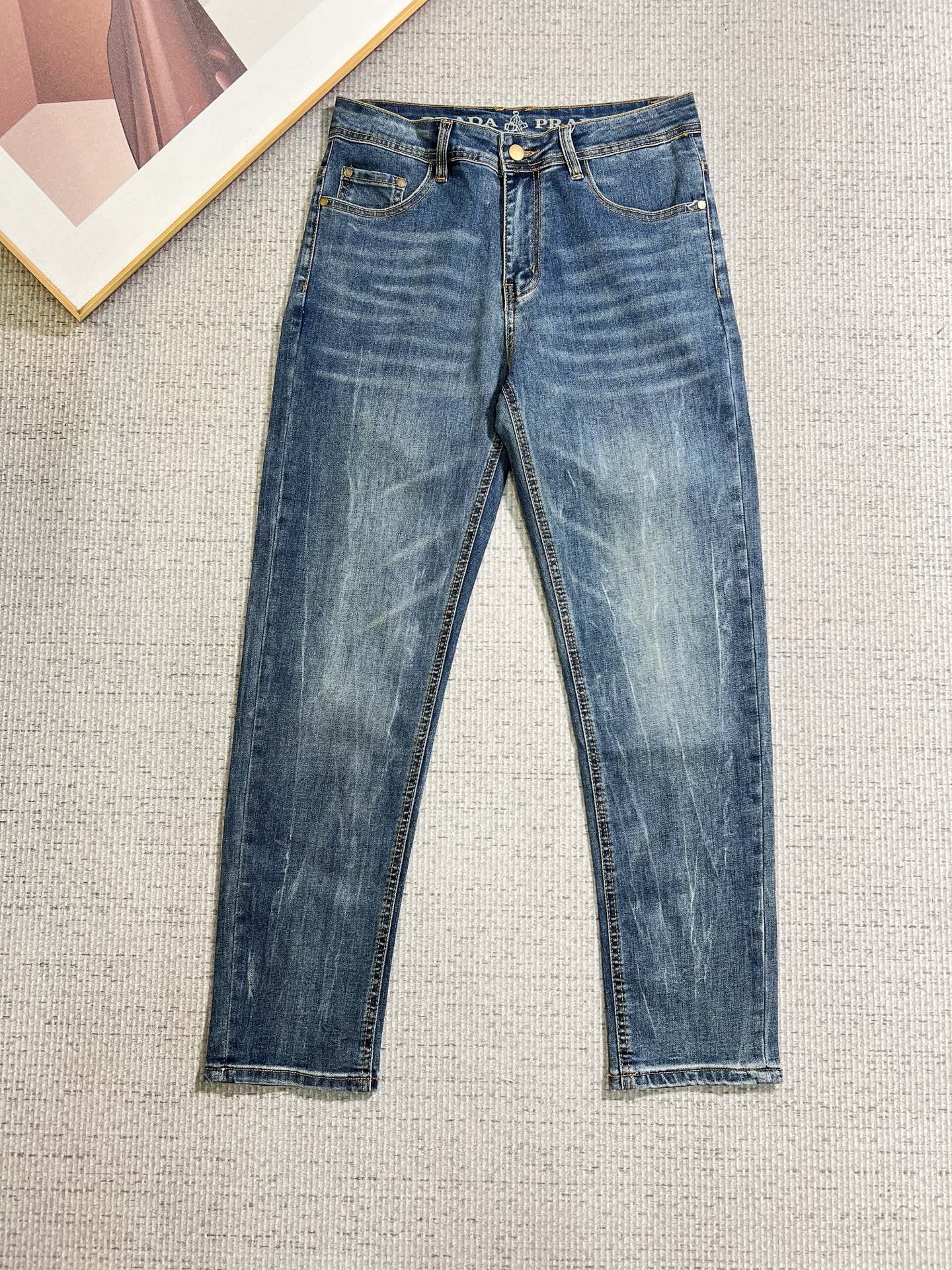 NO:866065,PRADA Men's denim jeans, official album and poster outfit!  High-grade imported denim raw color fabrics are supplied to customers, and the pure 13oz denim fabrics from Okayama, Japan are specially selected. Heavy-duty environmentally friendly plant enzyme washing process is used. The texture has a light retro color, which is quite beautiful and is very suitable for autumn and winter color matching. The fabric is soft and delicate after washing, but has strong bones and a slight stretch, providing an excellent comfortable experience. There is no damage from any technological elements throughout the body, retaining the purest tannin color!  The details throughout the body are perfect, exquisite and sophisticated. The latest leather label on the waist highlights the brand's characteristics. The hardware accessories, leather label and wiring all reflect the craftsmanship!  The silhouette is perfectly tailored and has excellent butt lift and slimming effect. It can be easily matched with any top in the wardrobe. It has wide compatibility and is suitable for various daily wear. The upper body is full of style. It is a must-have trousers for those who are obsessed with quality control and 1V!  Size 29-38 (not 35.37),, prada, prada, jeans,19860909PRADA 普拉达 男士丹宁牛仔裤,官宣画册海报穿搭款！ 客供高级进口的丹宁原色面料,特选日本冈山纯正13oz 盎司牛仔布料,重磅环保植物酵素水洗工艺,肌理有着淡淡的复古色彩,相当漂亮,极符合秋冬的配色,面料经过水洗后柔软细腻,但筋骨感极强,且略带弹力,提供了绝佳的舒适体验,通身无任何工艺元素破坏,保留了最纯粹的丹宁本色！通身细节完美如斯,精湛且考究,最新的腰部皮标彰显了品牌特质,五金配件、皮标、走线无不体现出匠心工艺！版型剪裁完美,提臀修身效果绝佳,可轻松横扫衣橱任何的上装搭配,兼容性广泛,满足于日常各种穿搭,上身型款十足,于品质控及1V迷控者必入型裤装！ 尺码29—38（没35.37）,,prada,prada,jeans,,Men's clothing