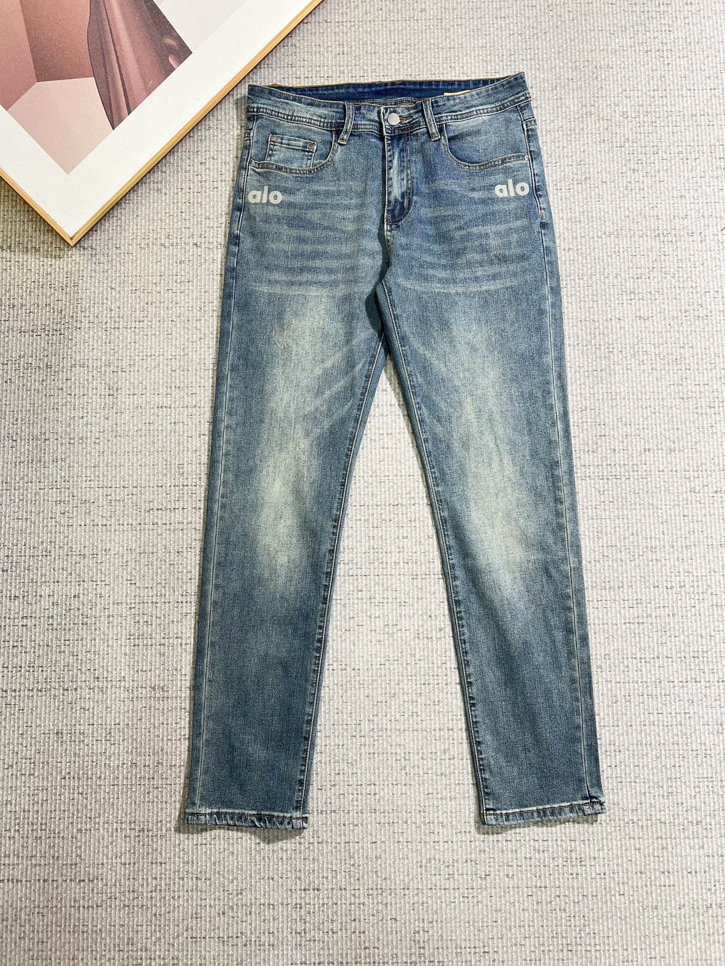 NO:866074,ALO men's denim jeans, official album and poster wear style!  High-grade imported denim raw color fabrics are supplied to customers, and the pure 13oz denim fabrics from Okayama, Japan are specially selected. Heavy-duty environmentally friendly plant enzyme washing process is used. The texture has a light retro color, which is quite beautiful and is very suitable for autumn and winter color matching. The fabric is soft and delicate after washing, but has strong bones and a slight stretch, providing an excellent comfortable experience. There is no damage from any technological elements throughout the body, retaining the purest tannin color!  The details throughout the body are perfect, exquisite and sophisticated. The latest leather label on the waist highlights the brand's characteristics. The hardware accessories, leather label and wiring all reflect the craftsmanship!  The silhouette is perfectly tailored and has excellent butt lift and slimming effect. It can be easily matched with any top in the wardrobe. It has wide compatibility and is suitable for various daily wear. The upper body is full of style. It is a must-have trousers for those who are obsessed with quality control and 1V!  Size 29-38 (not 35.37),,jeans,19860909ALO 男士丹宁牛仔裤,官宣画册海报穿搭款！ 客供高级进口的丹宁原色面料,特选日本冈山纯正13oz 盎司牛仔布料,重磅环保植物酵素水洗工艺,肌理有着淡淡的复古色彩,相当漂亮,极符合秋冬的配色,面料经过水洗后柔软细腻,但筋骨感极强,且略带弹力,提供了绝佳的舒适体验,通身无任何工艺元素破坏,保留了最纯粹的丹宁本色！通身细节完美如斯,精湛且考究,最新的腰部皮标彰显了品牌特质,五金配件、皮标、走线无不体现出匠心工艺！版型剪裁完美,提臀修身效果绝佳,可轻松横扫衣橱任何的上装搭配,兼容性广泛,满足于日常各种穿搭,上身型款十足,于品质控及1V迷控者必入型裤装！ 尺码29—38（没35.37）,,jeans,,Men's clothing