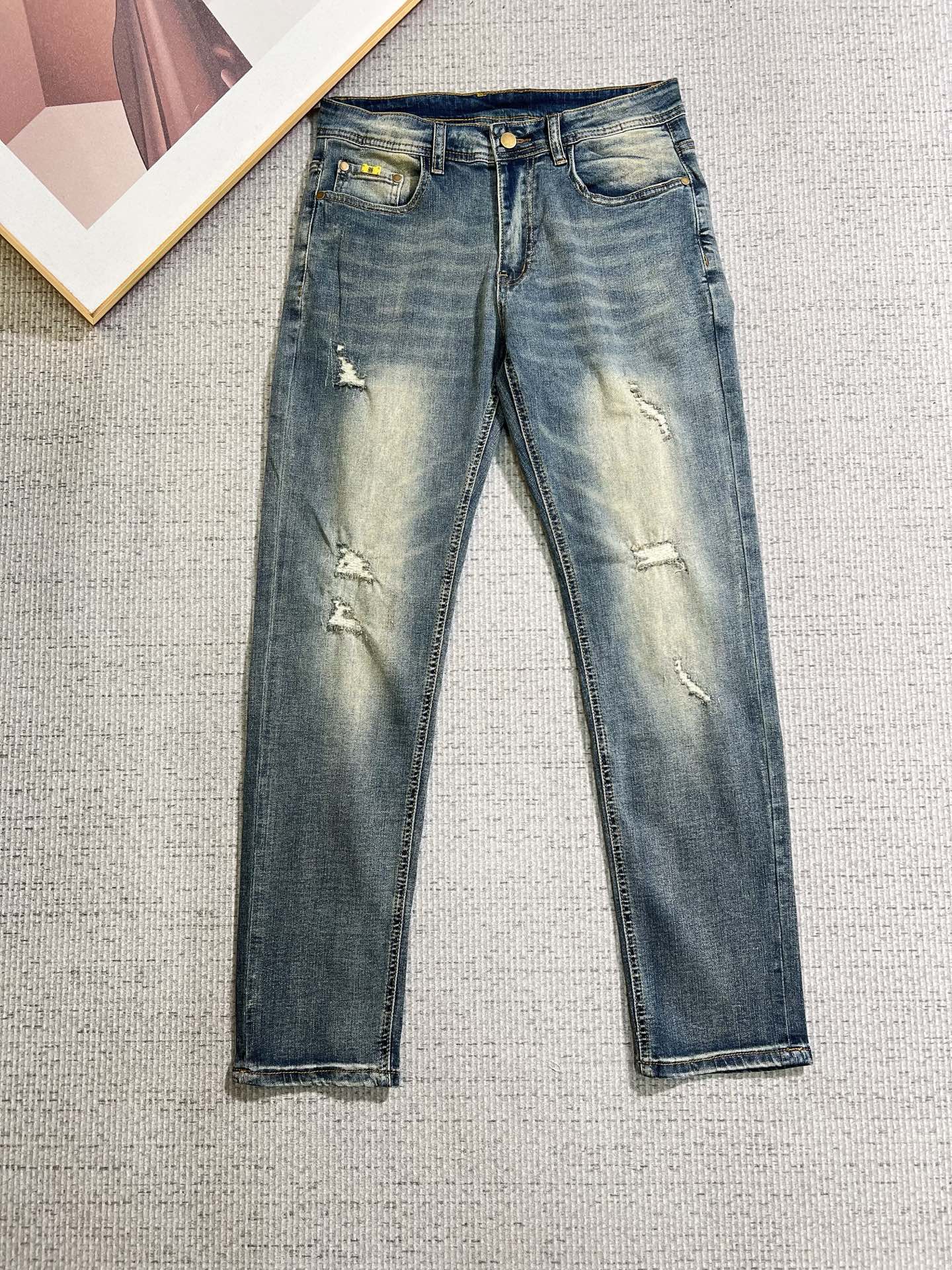 NO:866086,Givenchy men's denim jeans, official album and poster outfit style!  High-grade imported denim raw color fabrics are supplied to customers, and the pure 13oz denim fabrics from Okayama, Japan are specially selected. Heavy-duty environmentally friendly plant enzyme washing process is used. The texture has a light retro color, which is quite beautiful and is very suitable for autumn and winter color matching. The fabric is soft and delicate after washing, but has strong bones and a slight stretch, providing an excellent comfortable experience. There is no damage from any technological elements throughout the body, retaining the purest tannin color!  The details throughout the body are perfect, exquisite and sophisticated. The latest leather label on the waist highlights the brand's characteristics. The hardware accessories, leather label and wiring all reflect the craftsmanship!  The silhouette is perfectly tailored and has excellent butt lift and slimming effect. It can be easily matched with any top in the wardrobe. It has wide compatibility and is suitable for various daily wear. The upper body is full of style. It is a must-have trousers for those who are obsessed with quality control and 1V!  Size 29-38 (not 35.37),,givenchy,jeans,19860909纪梵希 男士丹宁牛仔裤,官宣画册海报穿搭款！ 客供高级进口的丹宁原色面料,特选日本冈山纯正13oz 盎司牛仔布料,重磅环保植物酵素水洗工艺,肌理有着淡淡的复古色彩,相当漂亮,极符合秋冬的配色,面料经过水洗后柔软细腻,但筋骨感极强,且略带弹力,提供了绝佳的舒适体验,通身无任何工艺元素破坏,保留了最纯粹的丹宁本色！通身细节完美如斯,精湛且考究,最新的腰部皮标彰显了品牌特质,五金配件、皮标、走线无不体现出匠心工艺！版型剪裁完美,提臀修身效果绝佳,可轻松横扫衣橱任何的上装搭配,兼容性广泛,满足于日常各种穿搭,上身型款十足,于品质控及1V迷控者必入型裤装！ 尺码29—38（没35.37）,,givenchy,jeans,,Men's clothing