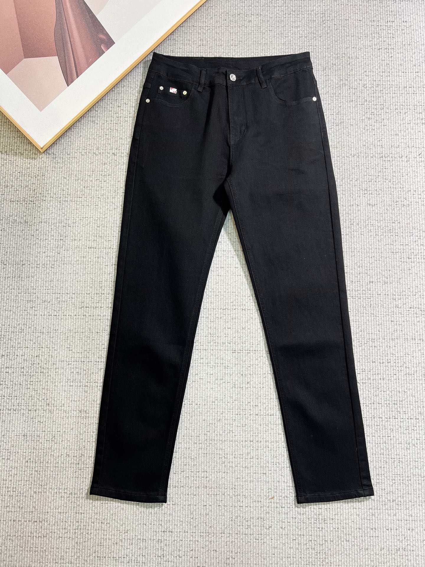 NO:866097,Burberry men's denim jeans, official album and poster outfit style!  High-grade imported denim raw color fabrics are supplied to customers, and the pure 13oz denim fabrics from Okayama, Japan are specially selected. Heavy-duty environmentally friendly plant enzyme washing process is used. The texture has a light retro color, which is quite beautiful and is very suitable for autumn and winter color matching. The fabric is soft and delicate after washing, but has strong bones and a slight stretch, providing an excellent comfortable experience. There is no damage from any technological elements throughout the body, retaining the purest tannin color!  The details throughout the body are perfect, exquisite and sophisticated. The latest leather label on the waist highlights the brand's characteristics. The hardware accessories, leather label and wiring all reflect the craftsmanship!  The silhouette is perfectly tailored and has excellent butt lift and slimming effect. It can be easily matched with any top in the wardrobe. It has wide compatibility and is suitable for various daily wear. The upper body is full of style. It is a must-have trousers for those who are obsessed with quality control and 1V!  Size 29-38 (not 35.37),,burberry,burberry,jeans,19860909Burberry 巴宝莉 男士丹宁牛仔裤,官宣画册海报穿搭款！ 客供高级进口的丹宁原色面料,特选日本冈山纯正13oz 盎司牛仔布料,重磅环保植物酵素水洗工艺,肌理有着淡淡的复古色彩,相当漂亮,极符合秋冬的配色,面料经过水洗后柔软细腻,但筋骨感极强,且略带弹力,提供了绝佳的舒适体验,通身无任何工艺元素破坏,保留了最纯粹的丹宁本色！通身细节完美如斯,精湛且考究,最新的腰部皮标彰显了品牌特质,五金配件、皮标、走线无不体现出匠心工艺！版型剪裁完美,提臀修身效果绝佳,可轻松横扫衣橱任何的上装搭配,兼容性广泛,满足于日常各种穿搭,上身型款十足,于品质控及1V迷控者必入型裤装！ 尺码29—38（没35.37）,,burberry,burberry,jeans,,Men's clothing