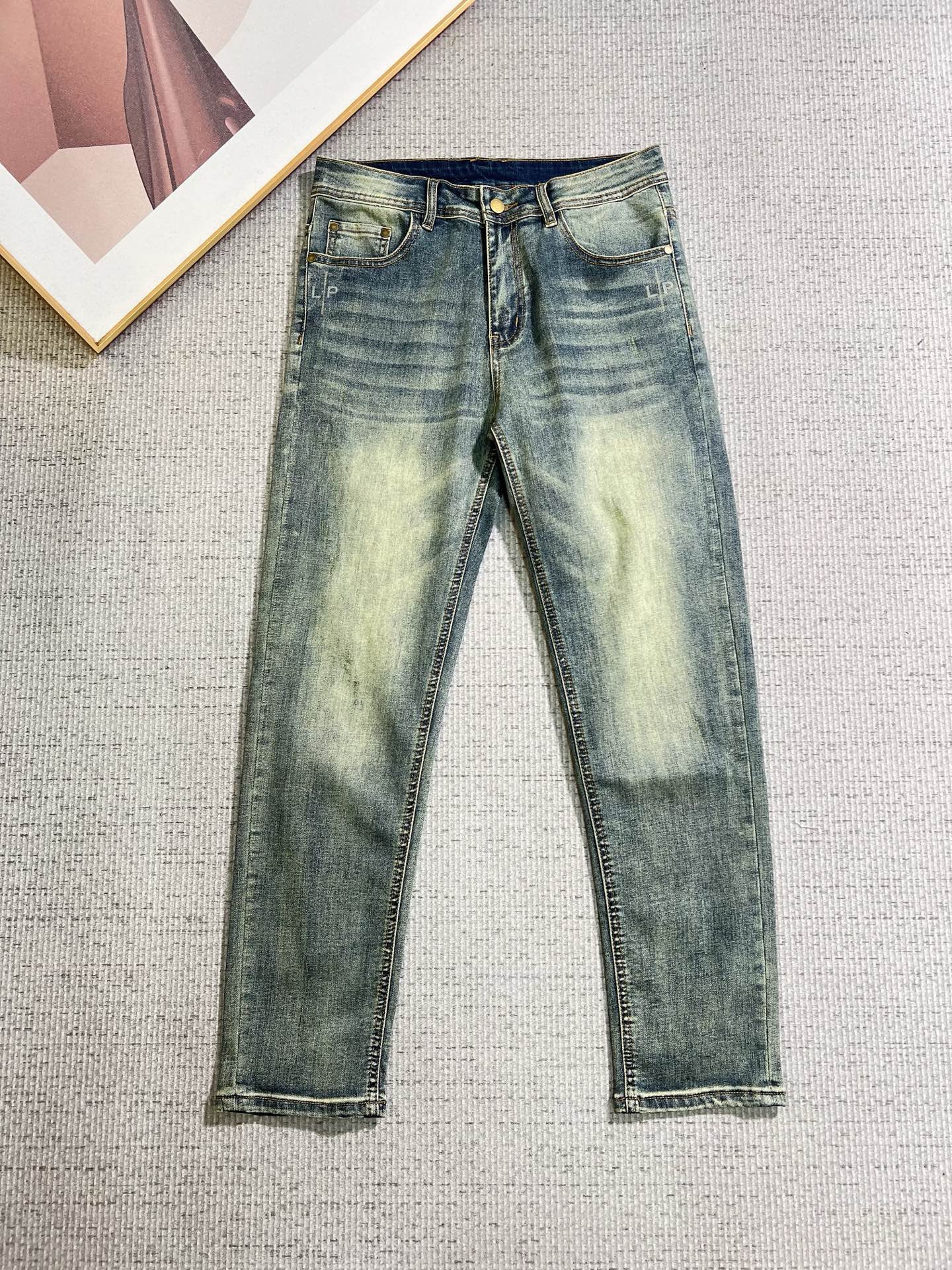 NO:866106,LP men's denim jeans, official album and poster outfit!  High-grade imported denim raw color fabrics are supplied to customers, and the pure 13oz denim fabrics from Okayama, Japan are specially selected. Heavy-duty environmentally friendly plant enzyme washing process is used. The texture has a light retro color, which is quite beautiful and is very suitable for autumn and winter color matching. The fabric is soft and delicate after washing, but has strong bones and a slight stretch, providing an excellent comfortable experience. There is no damage from any technological elements throughout the body, retaining the purest tannin color!  The details throughout the body are perfect, exquisite and sophisticated. The latest leather label on the waist highlights the brand's characteristics. The hardware accessories, leather label and wiring all reflect the craftsmanship!  The silhouette is perfectly tailored and has excellent butt lift and slimming effect. It can be easily matched with any top in the wardrobe. It has wide compatibility and is suitable for various daily wear. The upper body is full of style. It is a must-have trousers for those who are obsessed with quality control and 1V!  Size 29-38 (not 35.37),,loro piana,jeans,19860909LP 男士丹宁牛仔裤,官宣画册海报穿搭款！ 客供高级进口的丹宁原色面料,特选日本冈山纯正13oz 盎司牛仔布料,重磅环保植物酵素水洗工艺,肌理有着淡淡的复古色彩,相当漂亮,极符合秋冬的配色,面料经过水洗后柔软细腻,但筋骨感极强,且略带弹力,提供了绝佳的舒适体验,通身无任何工艺元素破坏,保留了最纯粹的丹宁本色！通身细节完美如斯,精湛且考究,最新的腰部皮标彰显了品牌特质,五金配件、皮标、走线无不体现出匠心工艺！版型剪裁完美,提臀修身效果绝佳,可轻松横扫衣橱任何的上装搭配,兼容性广泛,满足于日常各种穿搭,上身型款十足,于品质控及1V迷控者必入型裤装！ 尺码29—38（没35.37）,,loro piana,jeans,,Men's clothing