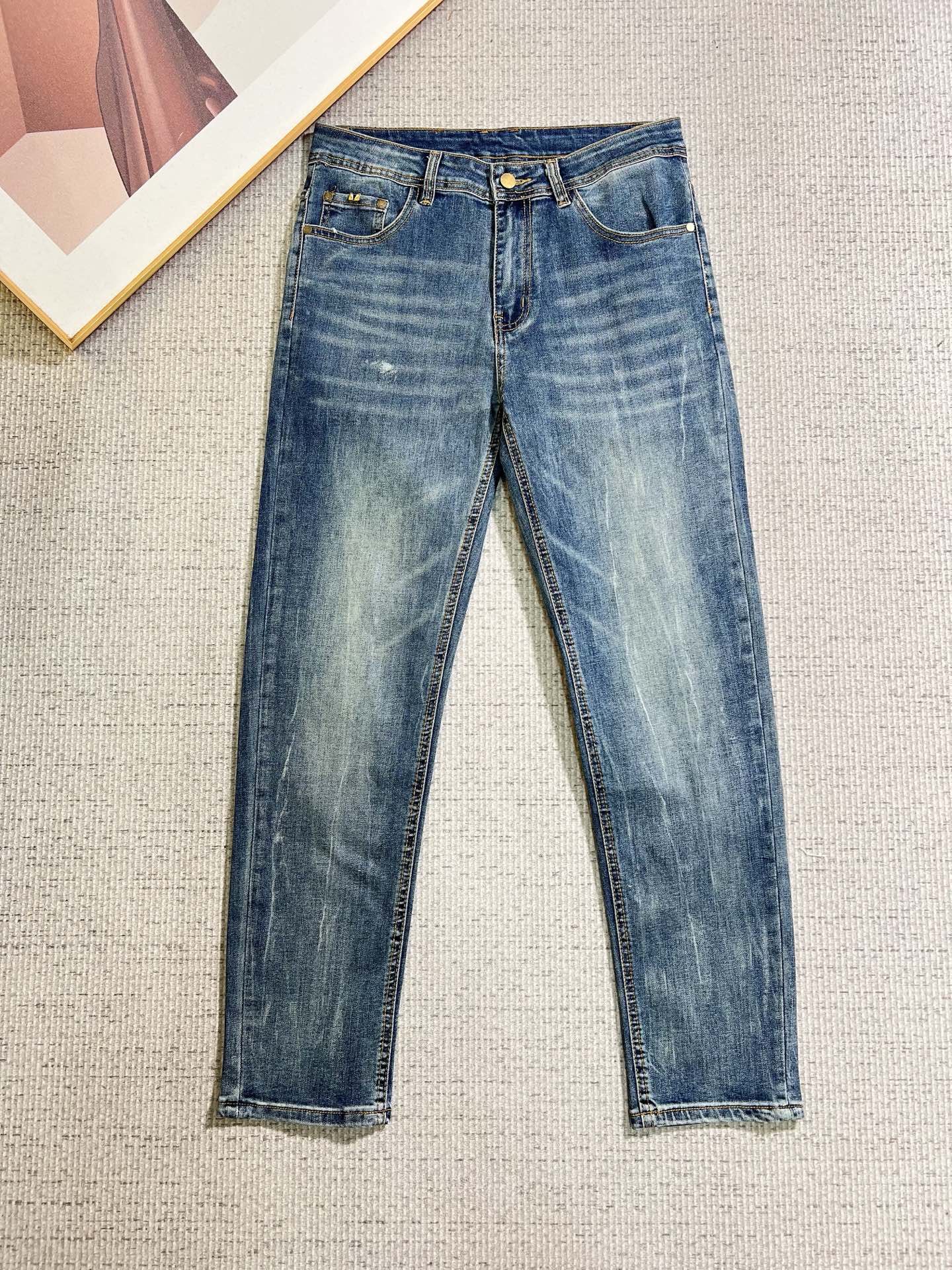 NO:866145,FENDI Fendi Men's Denim Jeans, Official Announcement Album and Poster Style!  High-grade imported denim raw color fabrics are supplied to customers, and the pure 13oz denim fabrics from Okayama, Japan are specially selected. Heavy-duty environmentally friendly plant enzyme washing process is used. The texture has a light retro color, which is quite beautiful and is very suitable for autumn and winter color matching. The fabric is soft and delicate after washing, but has strong bones and a slight stretch, providing an excellent comfortable experience. There is no damage from any technological elements throughout the body, retaining the purest tannin color!  The details throughout the body are perfect, exquisite and sophisticated. The latest leather label on the waist highlights the brand's characteristics. The hardware accessories, leather label and wiring all reflect the craftsmanship!  The silhouette is perfectly tailored and has excellent butt lift and slimming effect. It can be easily matched with any top in the wardrobe. It has wide compatibility and is suitable for various daily wear. The upper body is full of style. It is a must-have trousers for those who are obsessed with quality control and 1V!  Sizes 29-38 (not 35.37),,fendi,fendi,jeans,19860909FENDI 芬迪 男士丹宁牛仔裤,官宣画册海报穿搭款！ 客供高级进口的丹宁原色面料,特选日本冈山纯正13oz 盎司牛仔布料,重磅环保植物酵素水洗工艺,肌理有着淡淡的复古色彩,相当漂亮,极符合秋冬的配色,面料经过水洗后柔软细腻,但筋骨感极强,且略带弹力,提供了绝佳的舒适体验,通身无任何工艺元素破坏,保留了最纯粹的丹宁本色！通身细节完美如斯,精湛且考究,最新的腰部皮标彰显了品牌特质,五金配件、皮标、走线无不体现出匠心工艺！版型剪裁完美,提臀修身效果绝佳,可轻松横扫衣橱任何的上装搭配,兼容性广泛,满足于日常各种穿搭,上身型款十足,于品质控及1V迷控者必入型裤装！ 尺码29—38（没35.37）,,fendi,fendi,jeans,,Men's clothing