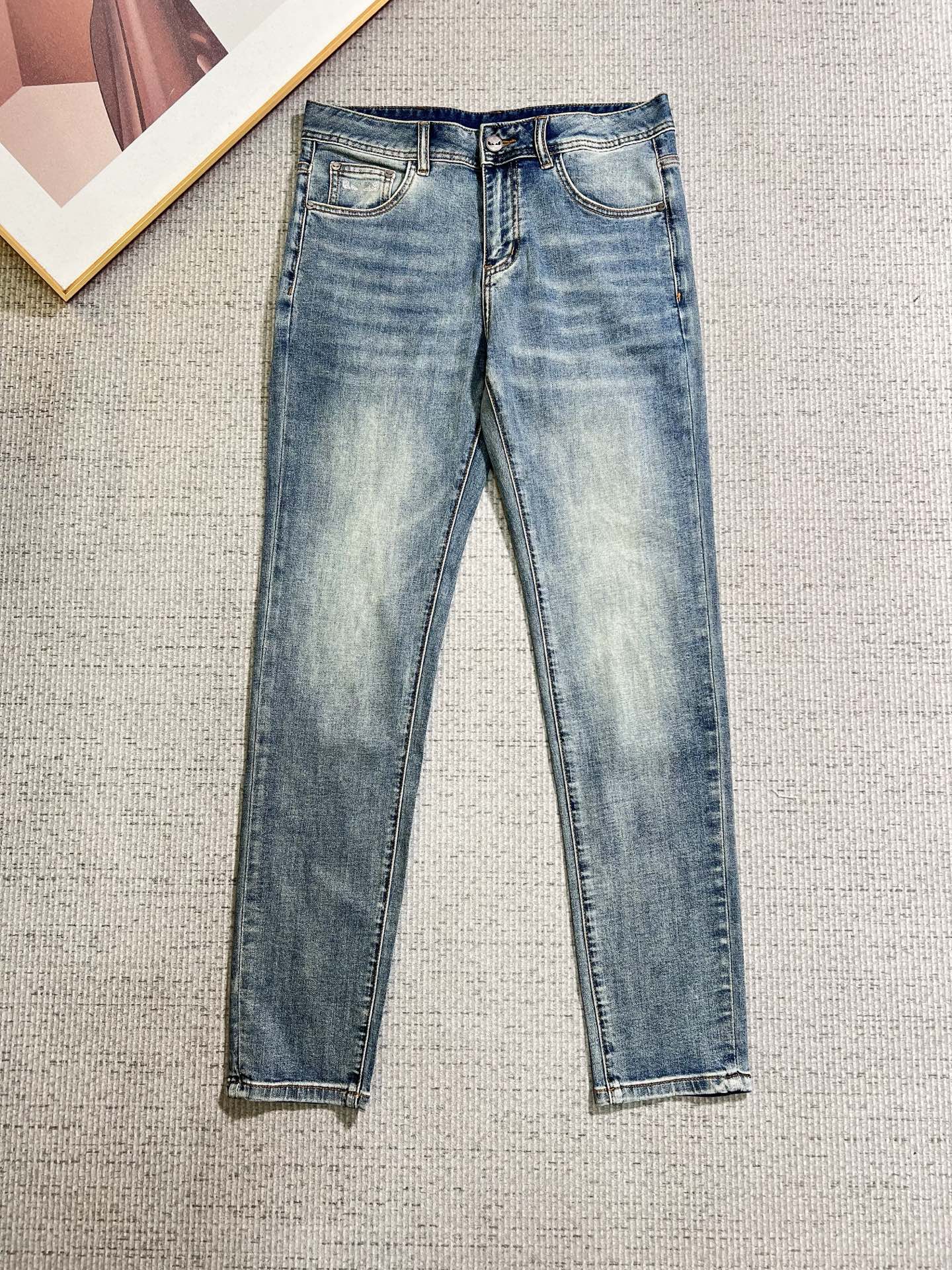 NO:866116,FENDI Fendi Men's Denim Jeans, Official Announcement Album and Poster Style!  High-grade imported denim raw color fabrics are supplied to customers, and the pure 13oz denim fabrics from Okayama, Japan are specially selected. Heavy-duty environmentally friendly plant enzyme washing process is used. The texture has a light retro color, which is quite beautiful and is very suitable for autumn and winter color matching. The fabric is soft and delicate after washing, but has strong bones and a slight stretch, providing an excellent comfortable experience. There is no damage from any technological elements throughout the body, retaining the purest tannin color!  The details throughout the body are perfect, exquisite and sophisticated. The latest leather label on the waist highlights the brand's characteristics. The hardware accessories, leather label and wiring all reflect the craftsmanship!  The silhouette is perfectly tailored and has excellent butt lift and slimming effect. It can be easily matched with any top in the wardrobe. It has wide compatibility and is suitable for various daily wear. The upper body is full of style. It is a must-have trousers for those who are obsessed with quality control and 1V!  Sizes 29-38 (not 35.37),,fendi,fendi,jeans,19860909FENDI 芬迪 男士丹宁牛仔裤,官宣画册海报穿搭款！ 客供高级进口的丹宁原色面料,特选日本冈山纯正13oz 盎司牛仔布料,重磅环保植物酵素水洗工艺,肌理有着淡淡的复古色彩,相当漂亮,极符合秋冬的配色,面料经过水洗后柔软细腻,但筋骨感极强,且略带弹力,提供了绝佳的舒适体验,通身无任何工艺元素破坏,保留了最纯粹的丹宁本色！通身细节完美如斯,精湛且考究,最新的腰部皮标彰显了品牌特质,五金配件、皮标、走线无不体现出匠心工艺！版型剪裁完美,提臀修身效果绝佳,可轻松横扫衣橱任何的上装搭配,兼容性广泛,满足于日常各种穿搭,上身型款十足,于品质控及1V迷控者必入型裤装！ 尺码29—38（没35.37）,,fendi,fendi,jeans,,Men's clothing