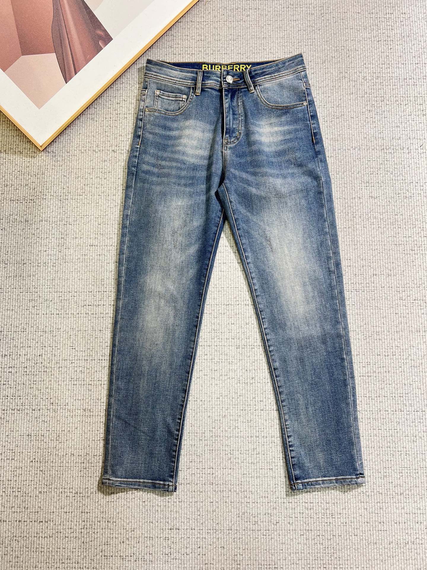 NO:866156,Burberry men's denim jeans, official album and poster outfit style!  High-grade imported denim raw color fabrics are supplied to customers, and the pure 13oz denim fabrics from Okayama, Japan are specially selected. Heavy-duty environmentally friendly plant enzyme washing process is used. The texture has a light retro color, which is quite beautiful and is very suitable for autumn and winter color matching. The fabric is soft and delicate after washing, but has strong bones and a slight stretch, providing an excellent comfortable experience. There is no damage from any technological elements throughout the body, retaining the purest tannin color!  The details throughout the body are perfect, exquisite and sophisticated. The latest leather label on the waist highlights the brand's characteristics. The hardware accessories, leather label and wiring all reflect the craftsmanship!  The silhouette is perfectly tailored and has excellent butt lift and slimming effect. It can be easily matched with any top in the wardrobe. It has wide compatibility and is suitable for various daily wear. The upper body is full of style. It is a must-have trousers for those who are obsessed with quality control and 1V!  Size 29-38 (not 35.37),,burberry,burberry,jeans,19860909Burberry 巴宝莉 男士丹宁牛仔裤,官宣画册海报穿搭款！ 客供高级进口的丹宁原色面料,特选日本冈山纯正13oz 盎司牛仔布料,重磅环保植物酵素水洗工艺,肌理有着淡淡的复古色彩,相当漂亮,极符合秋冬的配色,面料经过水洗后柔软细腻,但筋骨感极强,且略带弹力,提供了绝佳的舒适体验,通身无任何工艺元素破坏,保留了最纯粹的丹宁本色！通身细节完美如斯,精湛且考究,最新的腰部皮标彰显了品牌特质,五金配件、皮标、走线无不体现出匠心工艺！版型剪裁完美,提臀修身效果绝佳,可轻松横扫衣橱任何的上装搭配,兼容性广泛,满足于日常各种穿搭,上身型款十足,于品质控及1V迷控者必入型裤装！ 尺码29—38（没35.37）,,burberry,burberry,jeans,,Men's clothing