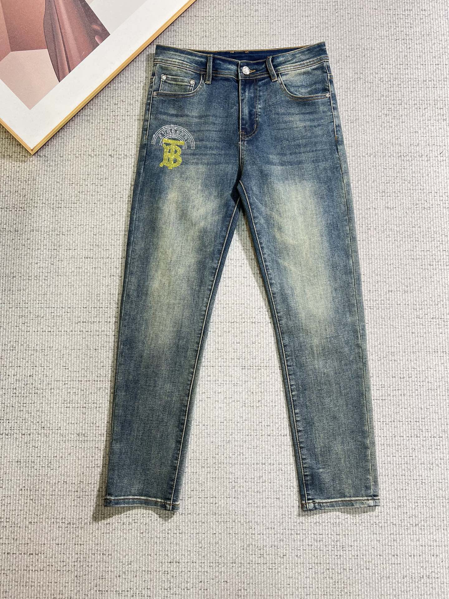 NO:866126,Burberry men's denim jeans, official album and poster outfit style!  High-grade imported denim raw color fabrics are supplied to customers, and the pure 13oz denim fabrics from Okayama, Japan are specially selected. Heavy-duty environmentally friendly plant enzyme washing process is used. The texture has a light retro color, which is quite beautiful and is very suitable for autumn and winter color matching. The fabric is soft and delicate after washing, but has strong bones and a slight stretch, providing an excellent comfortable experience. There is no damage from any technological elements throughout the body, retaining the purest tannin color!  The details throughout the body are perfect, exquisite and sophisticated. The latest leather label on the waist highlights the brand's characteristics. The hardware accessories, leather label and wiring all reflect the craftsmanship!  The silhouette is perfectly tailored and has excellent butt lift and slimming effect. It can be easily matched with any top in the wardrobe. It has wide compatibility and is suitable for various daily wear. The upper body is full of style. It is a must-have trousers for those who are obsessed with quality control and 1V!  Size 29-38 (not 35.37),,burberry,burberry,jeans,19860909Burberry 巴宝莉 男士丹宁牛仔裤,官宣画册海报穿搭款！ 客供高级进口的丹宁原色面料,特选日本冈山纯正13oz 盎司牛仔布料,重磅环保植物酵素水洗工艺,肌理有着淡淡的复古色彩,相当漂亮,极符合秋冬的配色,面料经过水洗后柔软细腻,但筋骨感极强,且略带弹力,提供了绝佳的舒适体验,通身无任何工艺元素破坏,保留了最纯粹的丹宁本色！通身细节完美如斯,精湛且考究,最新的腰部皮标彰显了品牌特质,五金配件、皮标、走线无不体现出匠心工艺！版型剪裁完美,提臀修身效果绝佳,可轻松横扫衣橱任何的上装搭配,兼容性广泛,满足于日常各种穿搭,上身型款十足,于品质控及1V迷控者必入型裤装！ 尺码29—38（没35.37）,,burberry,burberry,jeans,,Men's clothing