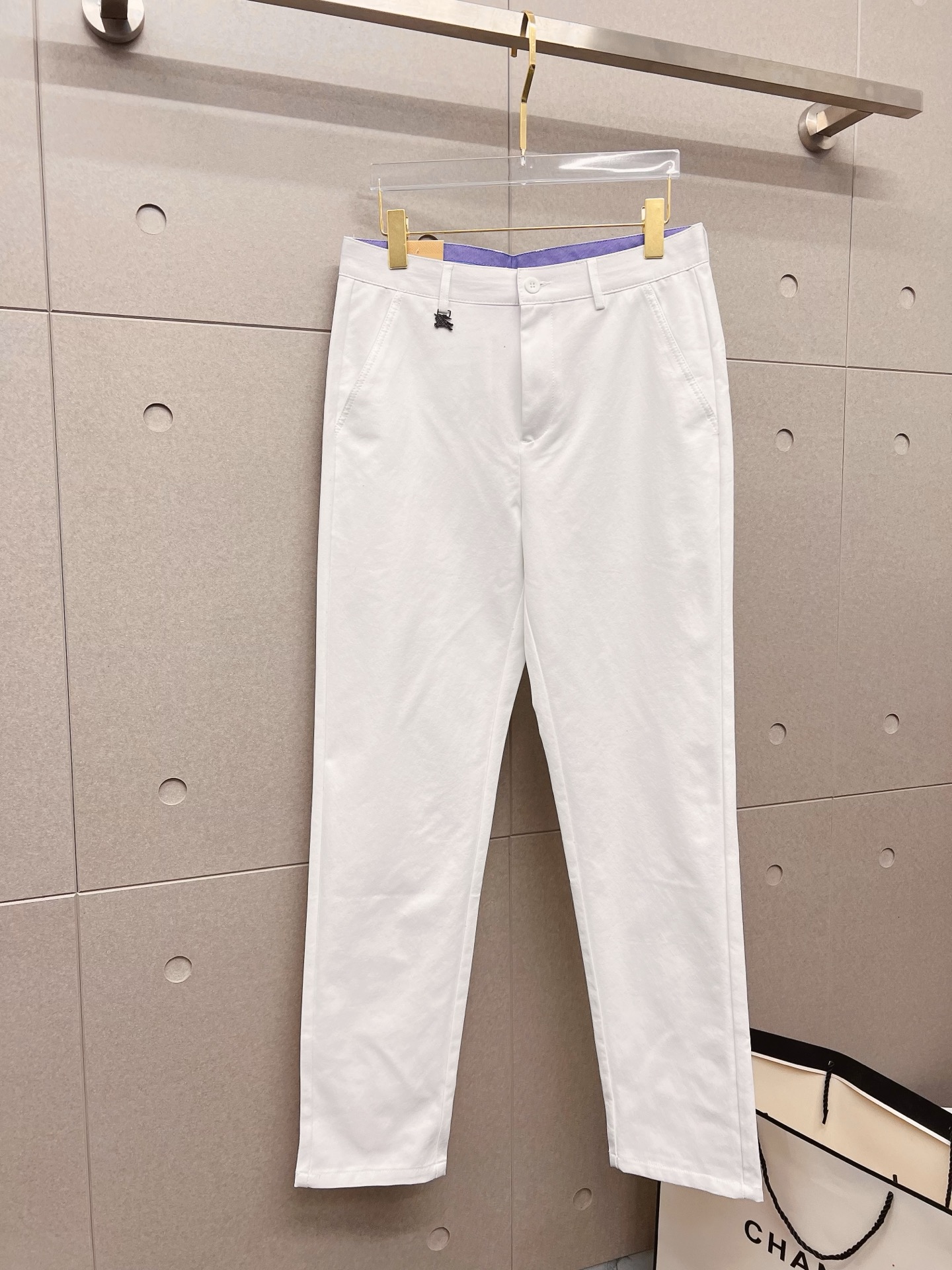 NO:957614,Burberry casual pants 2026SS new summer style, special fabric for advanced custom pants, customized original hardware, heavy craftsmanship, fine turning and routing, customized fabric, soft and comfortable, significant texture, exquisite accessories, great upper body effect, complete three standards, standard size 30-38,, burberry, burberry,19860909Burberry 巴宝莉 休闲裤2026SS夏季新款 高级定制裤子专用面料 定制原版五金 重工工艺打造 车工走线精细 定制面料 柔软舒适 质感显著 辅料精美 上身效果超赞 三标齐全 标准尺码30-38,,burberry,burberry,,Men's clothing
