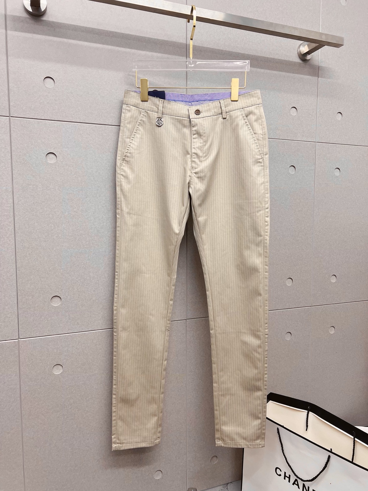 NO:957618,PRADA Prada casual pants 2026SS new summer style, special fabric for advanced custom pants, customized original hardware, heavy craftsmanship, fine turning and wiring, customized fabric, soft and comfortable, significant texture, exquisite accessories, great upper body effect, complete three standards, standard size 30-38,, prada, prada,19860909PRADA 普拉达休闲裤2026SS夏季新款 高级定制裤子专用面料 定制原版五金 重工工艺打造 车工走线精细 定制面料 柔软舒适 质感显著 辅料精美 上身效果超赞 三标齐全 标准尺码30-38,,prada,prada,,Men's clothing
