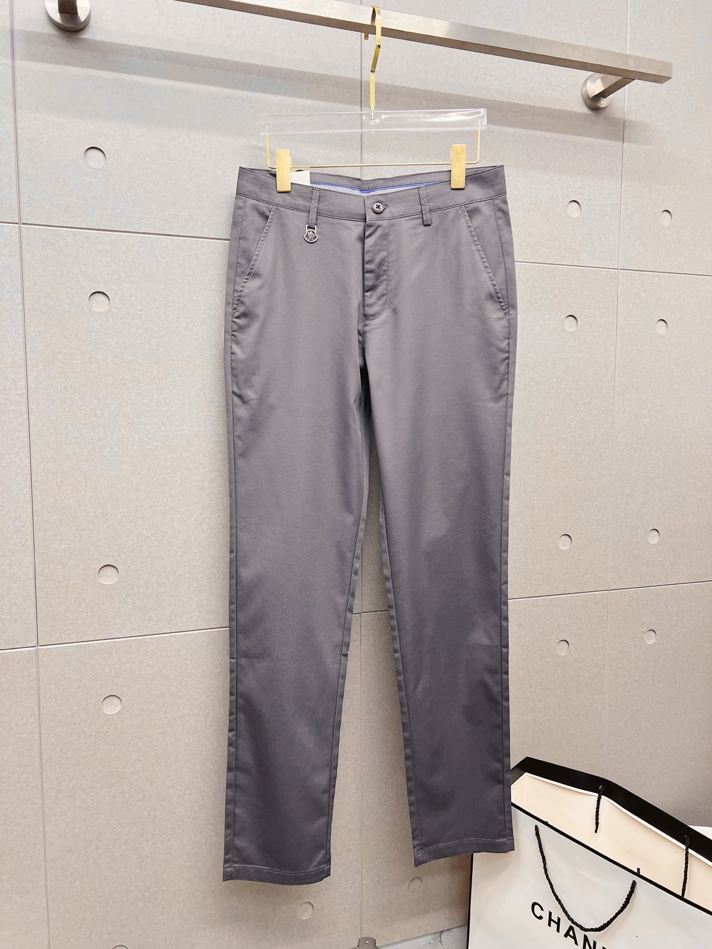 NO:957646,Moncler casual pants 2026SS new summer style, special fabric for advanced custom pants, customized original hardware, heavy craftsmanship, fine turning and wiring, customized fabric, soft and comfortable, significant texture, exquisite accessories, great upper body effect, complete three standards, standard size 30-38,, Moncler,19860909蒙口 休闲裤2026SS夏季新款 高级定制裤子专用面料 定制原版五金 重工工艺打造 车工走线精细 定制面料 柔软舒适 质感显著 辅料精美 上身效果超赞 三标齐全 标准尺码30-38,,Moncler,,Men's clothing