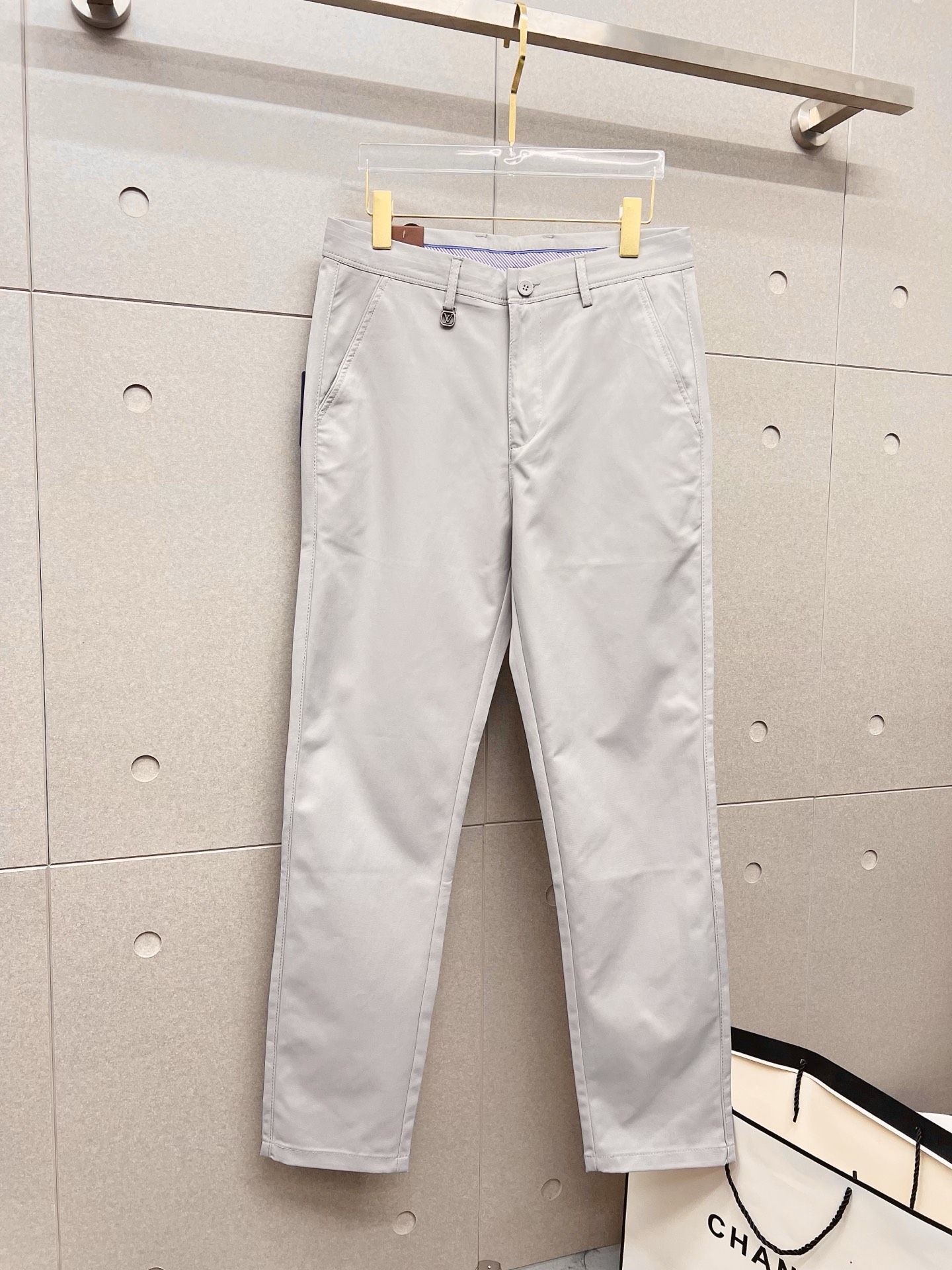 NO:957632,LV casual pants 2026SS new summer style, special fabric for advanced custom pants, customized original hardware, heavy craftsmanship, fine turning and wiring, customized fabric, soft and comfortable, significant texture, exquisite accessories, great upper body effect, complete three standards, standard size 30-38,, louis vuitton,19860909LV 休闲裤2026SS夏季新款 高级定制裤子专用面料 定制原版五金 重工工艺打造 车工走线精细 定制面料 柔软舒适 质感显著 辅料精美 上身效果超赞 三标齐全 标准尺码30-38,,louis vuitton,,Men's clothing