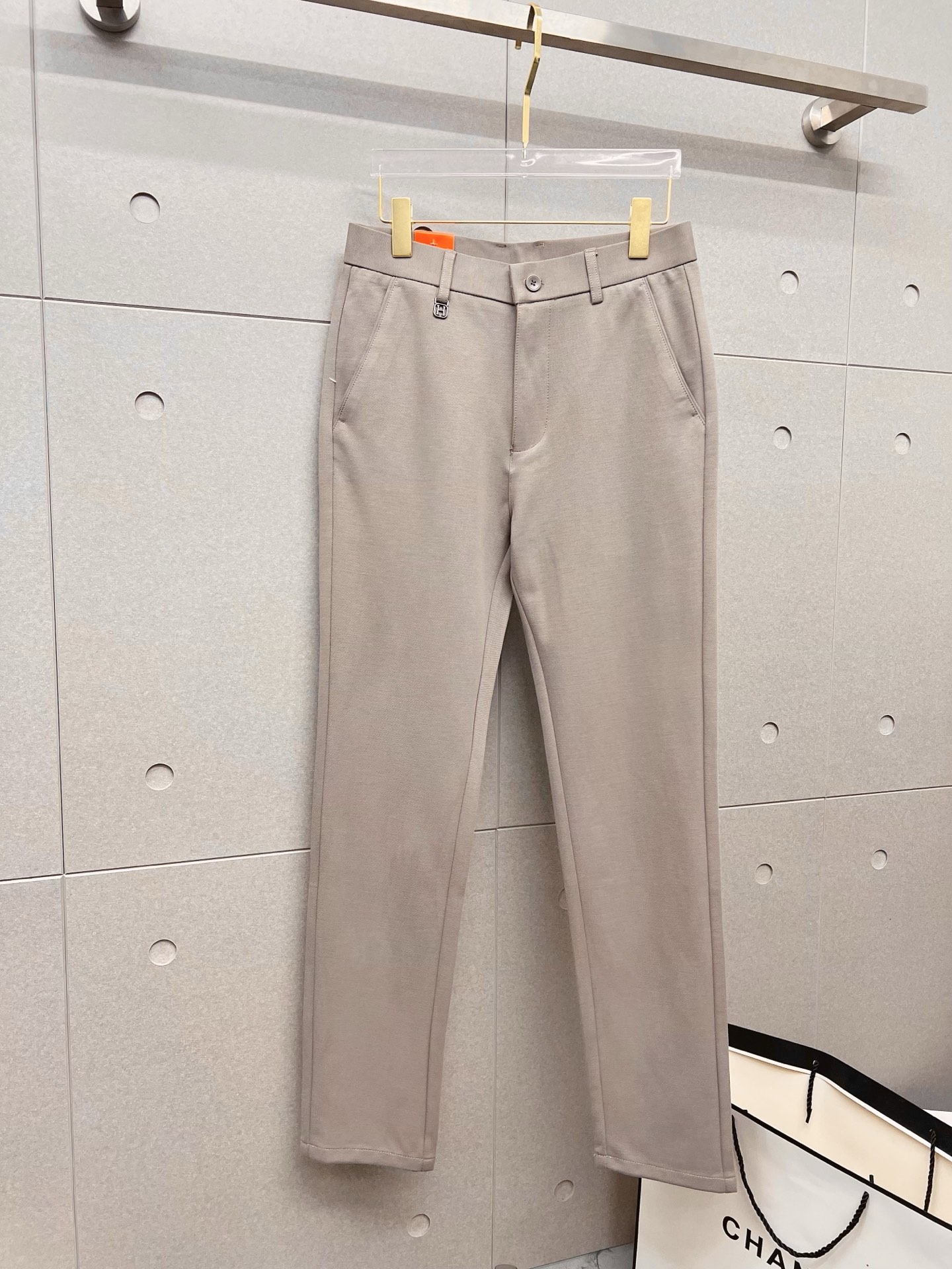 NO:957625,Hermès casual pants 2026SS new summer style, special fabric for advanced custom pants, customized original hardware, heavy craftsmanship, fine turning and routing, customized fabric, soft and comfortable, significant texture, exquisite accessories, excellent upper body effect, complete three standards, standard size 30-38,, hermes,19860909爱马仕 休闲裤2026SS夏季新款 高级定制裤子专用面料 定制原版五金 重工工艺打造 车工走线精细 定制面料 柔软舒适 质感显著 辅料精美 上身效果超赞 三标齐全 标准尺码30-38,,hermes,,Men's clothing