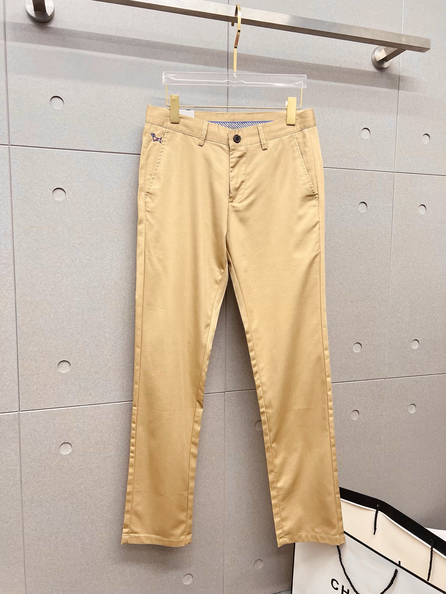 NO:957660,TB casual pants 2026SS new summer style, special fabric for advanced custom pants, customized original hardware, heavy craftsmanship, fine turning and routing, customized fabric, soft and comfortable, significant texture, exquisite accessories, excellent upper body effect, complete three standards, standard size 30-38,,19860909TB 休闲裤2026SS夏季新款 高级定制裤子专用面料 定制原版五金 重工工艺打造 车工走线精细 定制面料 柔软舒适 质感显著 辅料精美 上身效果超赞 三标齐全 标准尺码30-38,,,Men's clothing