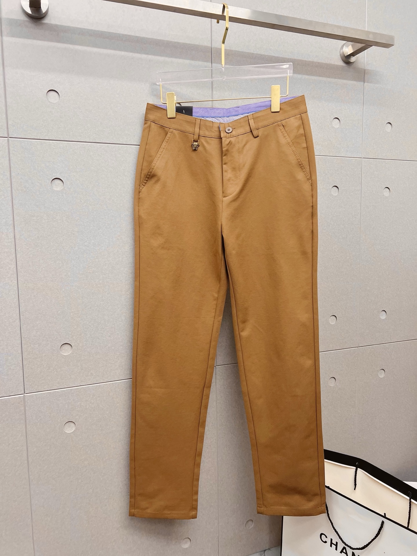 NO:957621,Versace casual pants 2026SS new summer style, special fabric for advanced custom pants, customized original hardware, heavy craftsmanship, fine turning and routing, customized fabric, soft and comfortable, significant texture, exquisite accessories, great upper body effect, complete three standards, standard size 30-38,,versace,19860909范思哲 休闲裤2026SS夏季新款 高级定制裤子专用面料 定制原版五金 重工工艺打造 车工走线精细 定制面料 柔软舒适 质感显著 辅料精美 上身效果超赞 三标齐全 标准尺码30-38,,versace,,Men's clothing