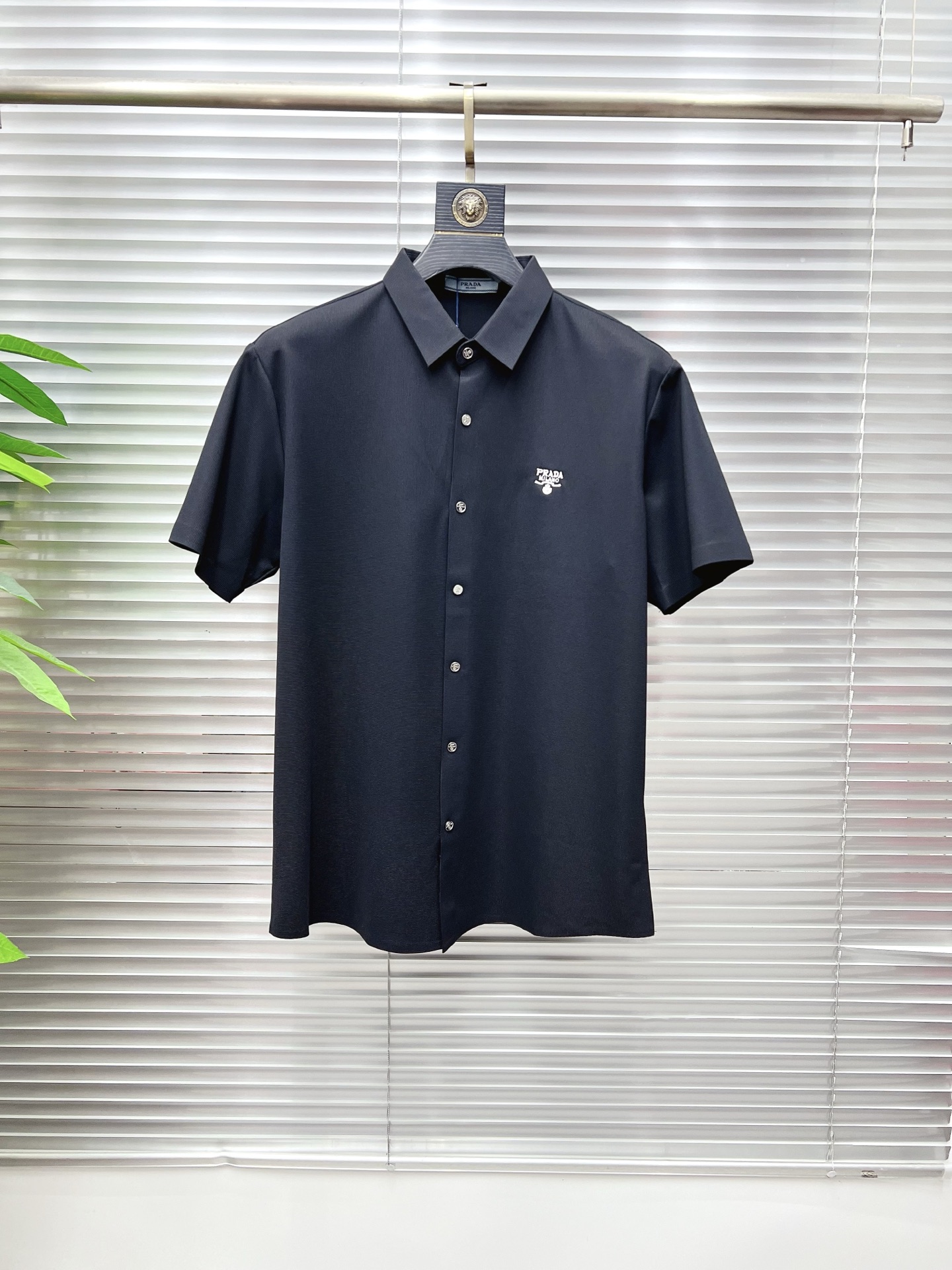 NO:866203,PRADA 2026ss spring and summer fashion hot-selling short-sleeved shirt, sold through trading company channels, in perfect condition, belongs to the cabinet level, predictable hot style, advanced customized imported long-staple cotton fabric, master tailoring, invincible texture, excellent skin-friendly, very outstanding aesthetic design, exquisite craftsmanship, smooth lines, perfect match!  Easily upgrade your sense of fashion, with high recognition, great upper body effect, extremely sophisticated and rigorous workmanship, neat and meticulous wiring, it can be worn for business or daily leisure!  Counter size M-3xl,,prada,prada,shirts,T-shirt,19860909PRADA 普拉达 2026ss春夏时尚大爆款短袖衬衫,贸易公司渠道货,品相完美如斯,属于入柜级别,可预见性的爆款,高级定制进口长绒棉面料,大师级剪裁,质感无敌,亲肤性极佳,非常出彩的美学设计,工艺精湛,线条流畅,完美搭配！轻松将时髦感进阶,有着高强辨识度,上身效果超赞,做工极为考究严谨,走线工整细致,商务抑或日常休闲均可搭配！专柜尺码 M-3xl,,prada,prada,shirts,T-shirt,,Men's clothing