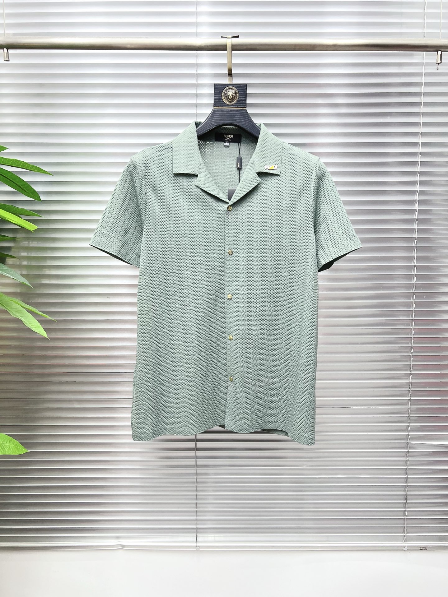 NO:866215,FENDI Fendi 2026ss spring and summer fashion hot-selling short-sleeved shirt, sold through trading company channels, in perfect condition, belongs to the cabinet level, predictable hot style, advanced custom imported long-staple cotton fabric, master tailoring, invincible texture, excellent skin-friendly, very outstanding aesthetic design, exquisite craftsmanship, smooth lines, perfect match!  Easily upgrade your sense of fashion, with high recognition, great upper body effect, extremely sophisticated and rigorous workmanship, neat and meticulous wiring, it can be worn for business or daily leisure!  Counter size M-3xl,,fendi,fendi,shirts,T-shirt,19860909FENDI 芬迪 2026ss春夏时尚大爆款短袖衬衫,贸易公司渠道货,品相完美如斯,属于入柜级别,可预见性的爆款,高级定制进口长绒棉面料,大师级剪裁,质感无敌,亲肤性极佳,非常出彩的美学设计,工艺精湛,线条流畅,完美搭配！轻松将时髦感进阶,有着高强辨识度,上身效果超赞,做工极为考究严谨,走线工整细致,商务抑或日常休闲均可搭配！专柜尺码 M-3xl,,fendi,fendi,shirts,T-shirt,,Men's clothing