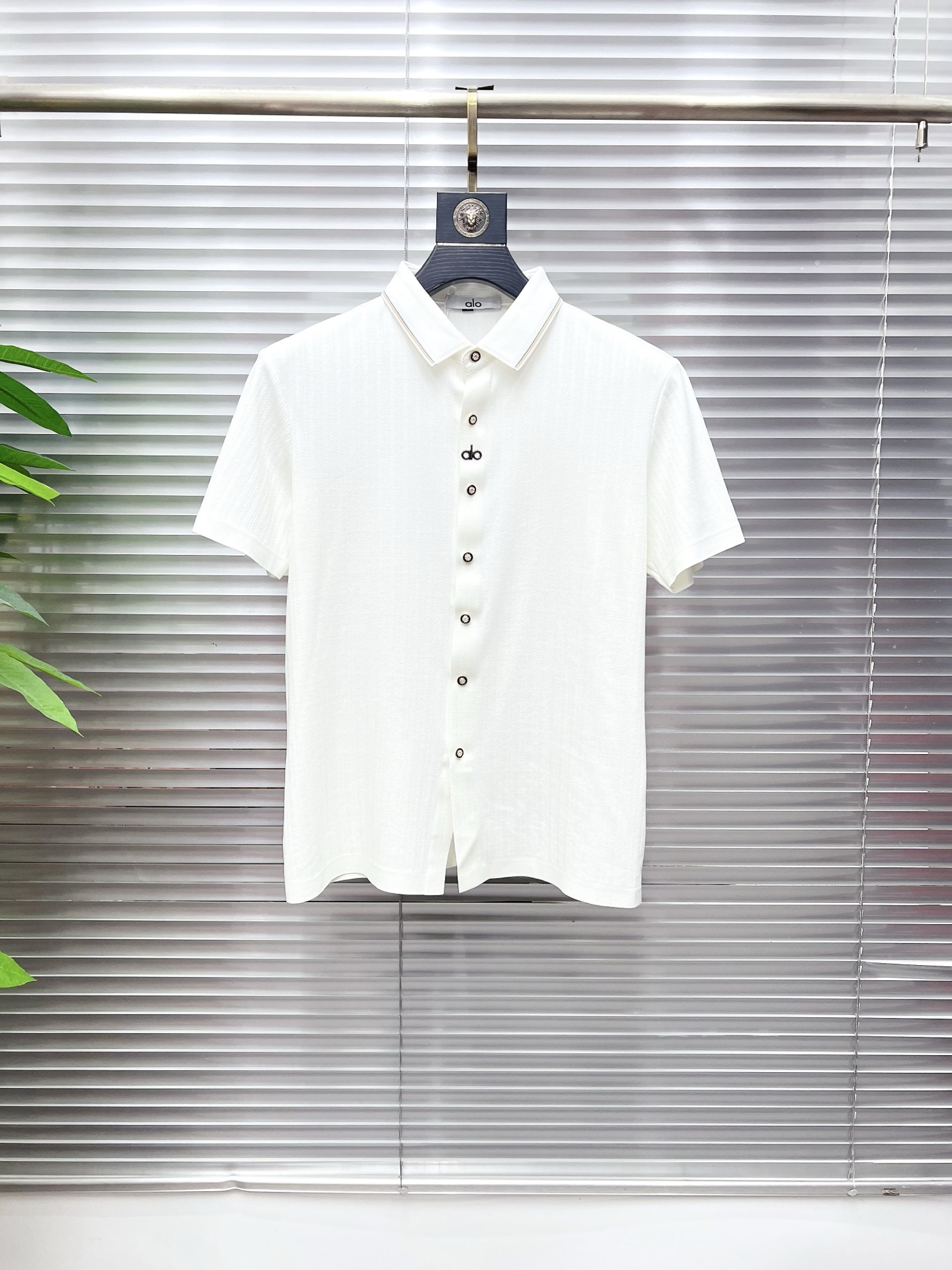 NO:866228,ALO 2026ss spring and summer fashion hot-selling short-sleeved shirt, sold through trading company channels, in perfect condition, belongs to cabinet level, predictable hot-selling, advanced customized imported long-staple cotton fabric, master tailoring, invincible texture, excellent skin-friendly, very outstanding aesthetic design, exquisite craftsmanship, smooth lines, perfect match!  Easily upgrade your sense of fashion, with high recognition, great upper body effect, extremely sophisticated and rigorous workmanship, neat and meticulous wiring, it can be worn for business or daily leisure!  Counter size M-3xl,,shirts,T-shirt,19860909ALO 2026ss春夏时尚大爆款短袖衬衫,贸易公司渠道货,品相完美如斯,属于入柜级别,可预见性的爆款,高级定制进口长绒棉面料,大师级剪裁,质感无敌,亲肤性极佳,非常出彩的美学设计,工艺精湛,线条流畅,完美搭配！轻松将时髦感进阶,有着高强辨识度,上身效果超赞,做工极为考究严谨,走线工整细致,商务抑或日常休闲均可搭配！专柜尺码 M-3xl,,shirts,T-shirt,,Men's clothing