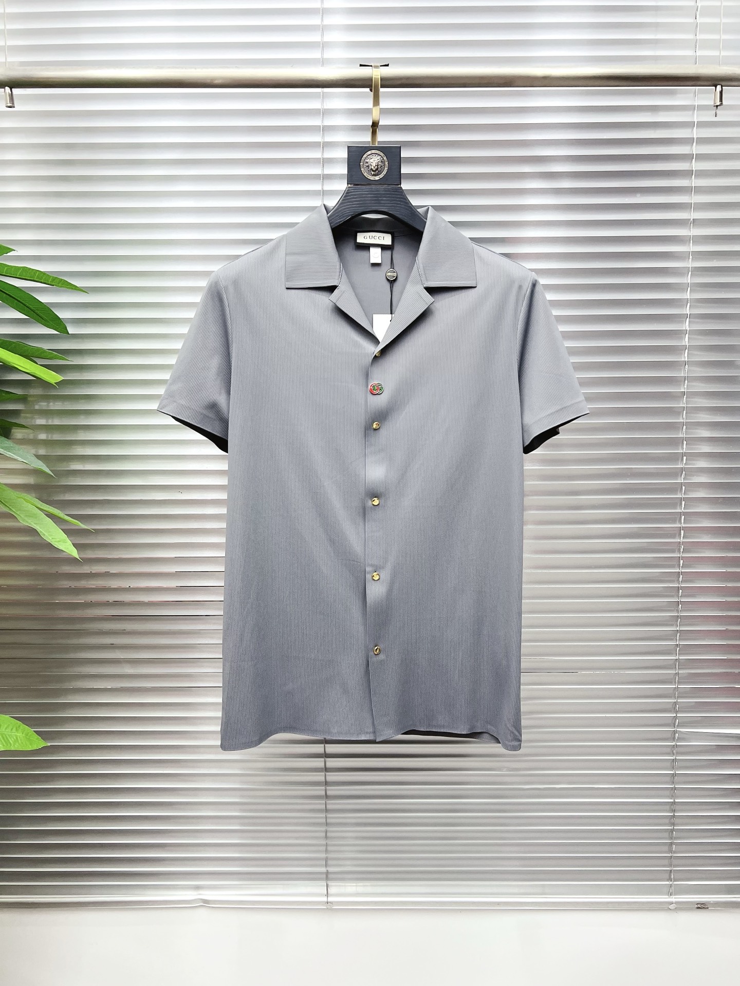 NO:866240,GUCCI Gucci 2026ss spring and summer fashion hot-selling short-sleeved shirt, sold through trading company channels, in perfect condition, belongs to cabinet level, predictable hot style, advanced custom imported long-staple cotton fabric, master tailoring, invincible texture, excellent skin-friendly, very outstanding aesthetic design, exquisite craftsmanship, smooth lines, perfect match!  Easily upgrade your sense of fashion, with high recognition, great upper body effect, extremely sophisticated and rigorous workmanship, neat and meticulous wiring, it can be worn for business or daily leisure!  Counter size M-3xl,,gucci,shirts,T-shirt,19860909GUCCI 古奇 2026ss春夏时尚大爆款短袖衬衫,贸易公司渠道货,品相完美如斯,属于入柜级别,可预见性的爆款,高级定制进口长绒棉面料,大师级剪裁,质感无敌,亲肤性极佳,非常出彩的美学设计,工艺精湛,线条流畅,完美搭配！轻松将时髦感进阶,有着高强辨识度,上身效果超赞,做工极为考究严谨,走线工整细致,商务抑或日常休闲均可搭配！专柜尺码 M-3xl,,gucci,shirts,T-shirt,,Men's clothing