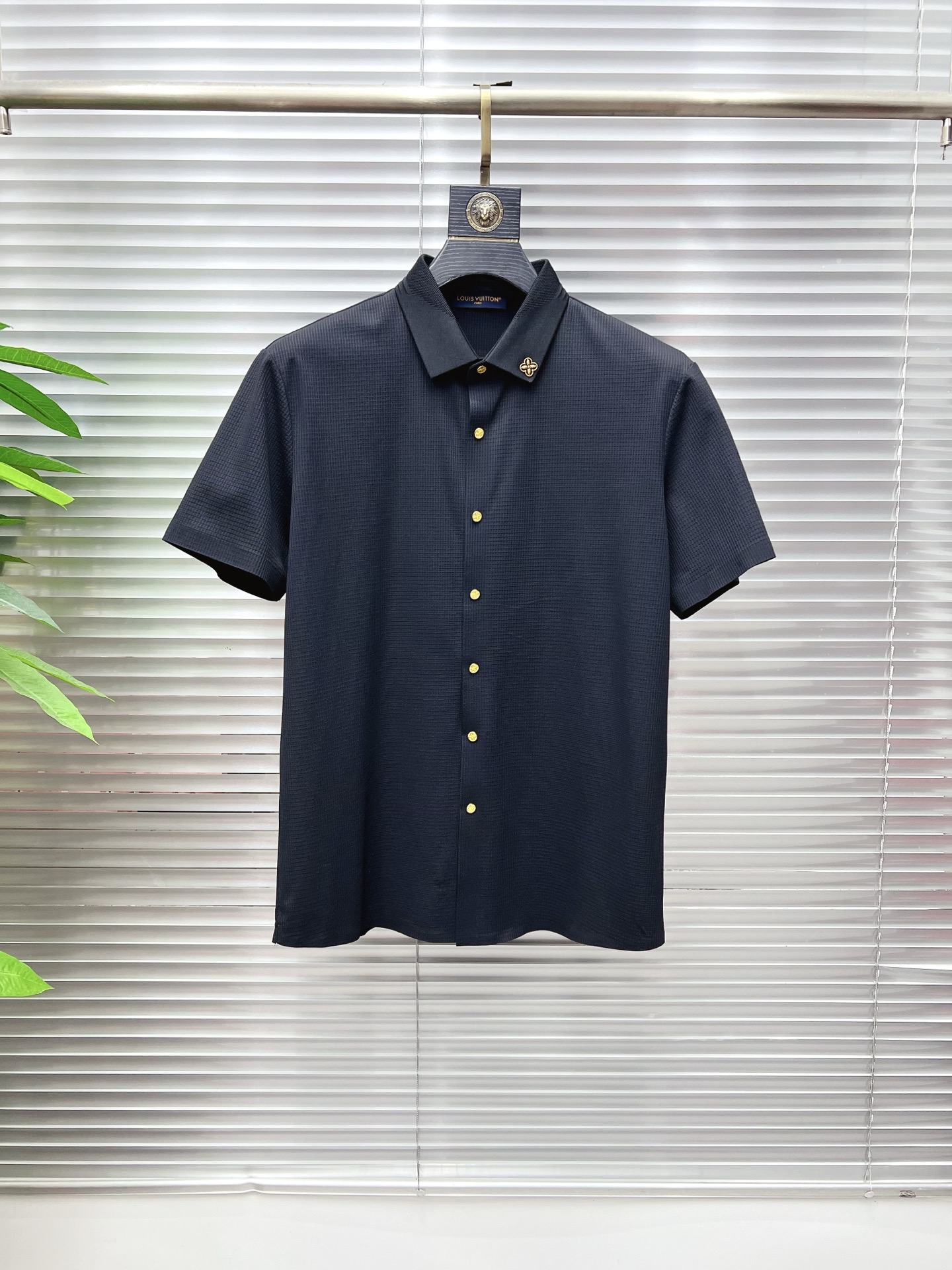 NO:866253,LV 2026ss spring and summer fashion hot-selling short-sleeved shirt, sold through trading company channels, in perfect condition, belongs to cabinet level, predictable hot-selling, advanced customized imported long-staple cotton fabric, master tailoring, invincible texture, excellent skin-friendly, very outstanding aesthetic design, exquisite craftsmanship, smooth lines, perfect match!  Easily upgrade your sense of fashion, with high recognition, great upper body effect, extremely sophisticated and rigorous workmanship, neat and meticulous wiring, it can be worn for business or daily leisure!  Counter size M-3xl,,louis vuitton,shirts,T-shirt,19860909LV 2026ss春夏时尚大爆款短袖衬衫,贸易公司渠道货,品相完美如斯,属于入柜级别,可预见性的爆款,高级定制进口长绒棉面料,大师级剪裁,质感无敌,亲肤性极佳,非常出彩的美学设计,工艺精湛,线条流畅,完美搭配！轻松将时髦感进阶,有着高强辨识度,上身效果超赞,做工极为考究严谨,走线工整细致,商务抑或日常休闲均可搭配！专柜尺码 M-3xl,,louis vuitton,shirts,T-shirt,,Men's clothing