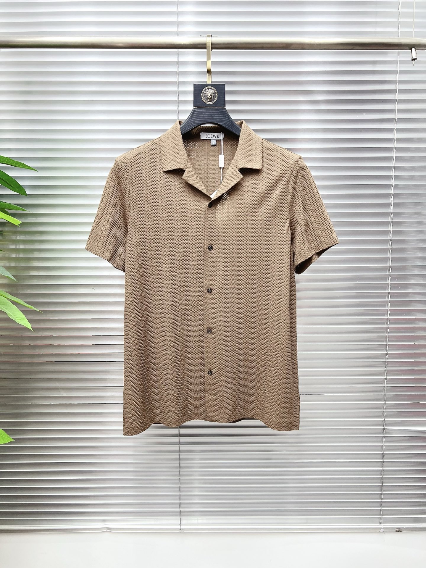 NO:866265,Luo Yiwei's 2026ss spring and summer fashion hot-selling short-sleeved shirt, sold through trading company channels, in perfect condition, belongs to the cabinet level, predictable hot style, advanced custom-made imported long-staple cotton fabric, master tailoring, invincible texture, excellent skin-friendly, very outstanding aesthetic design, exquisite craftsmanship, smooth lines, perfect match!  Easily upgrade your sense of fashion, with high recognition, great upper body effect, extremely sophisticated and rigorous workmanship, neat and meticulous wiring, it can be worn for business or daily leisure!  Counter size M-3xl,,loewe,shirts,T-shirt,19860909罗意威 2026ss春夏时尚大爆款短袖衬衫,贸易公司渠道货,品相完美如斯,属于入柜级别,可预见性的爆款,高级定制进口长绒棉面料,大师级剪裁,质感无敌,亲肤性极佳,非常出彩的美学设计,工艺精湛,线条流畅,完美搭配！轻松将时髦感进阶,有着高强辨识度,上身效果超赞,做工极为考究严谨,走线工整细致,商务抑或日常休闲均可搭配！专柜尺码 M-3xl,,loewe,shirts,T-shirt,,Men's clothing