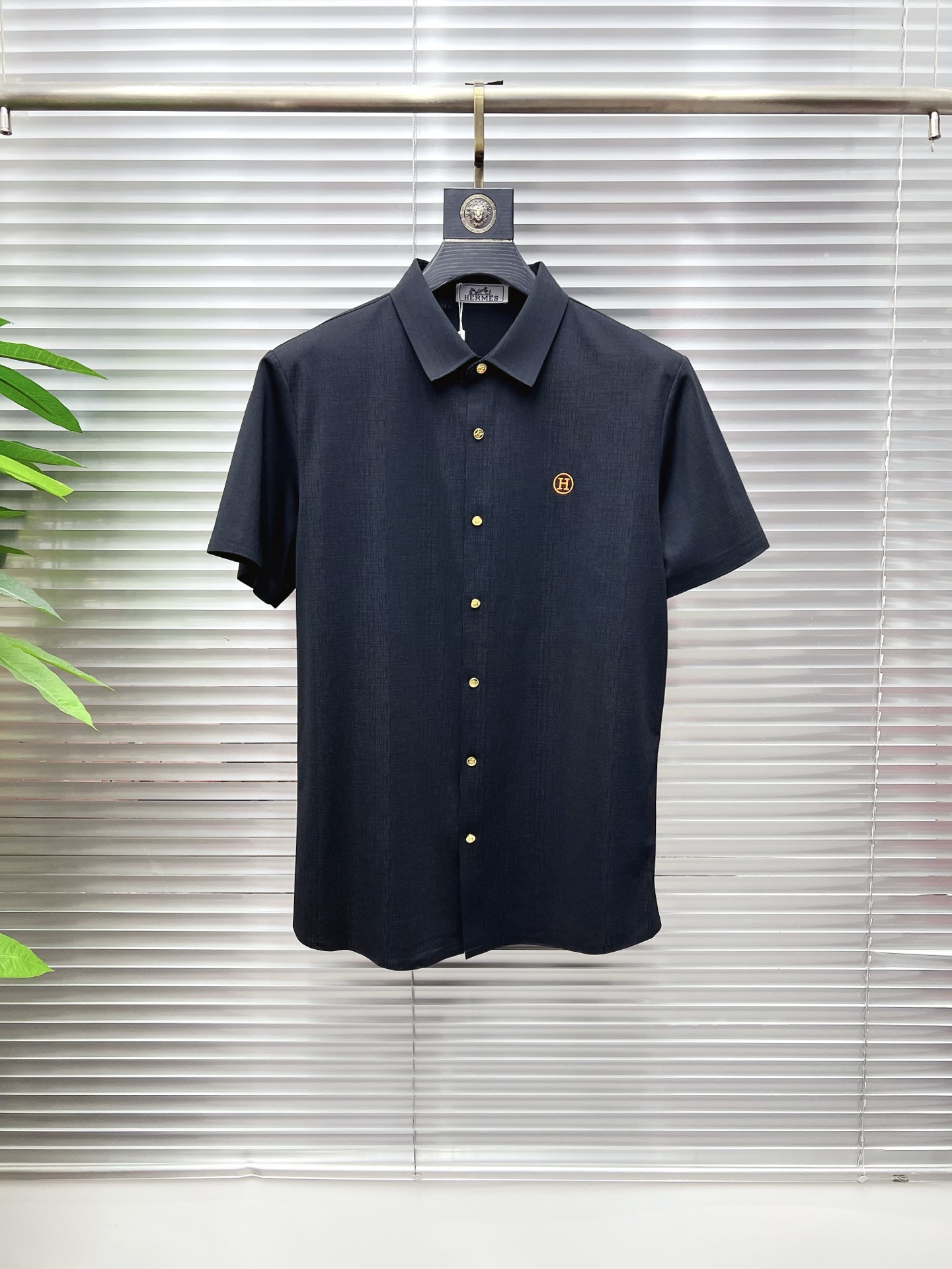 NO:863413,Hermès 2026ss spring and summer fashion hot-selling short-sleeved shirt, sold through trading company channels, in perfect condition, belongs to cabinet level, predictable hot style, advanced customized imported long-staple cotton fabric, master tailoring, invincible texture, excellent skin-friendly, very outstanding aesthetic design, exquisite craftsmanship, smooth lines, perfect match!  Easily upgrade your sense of fashion, with high recognition, great upper body effect, extremely sophisticated and rigorous workmanship, neat and meticulous wiring, it can be worn for business or daily leisure!  Counter size M-3xl,,hermes,shirts,T-shirt,19860909爱马仕 2026ss春夏时尚大爆款短袖衬衫,贸易公司渠道货,品相完美如斯,属于入柜级别,可预见性的爆款,高级定制进口长绒棉面料,大师级剪裁,质感无敌,亲肤性极佳,非常出彩的美学设计,工艺精湛,线条流畅,完美搭配！轻松将时髦感进阶,有着高强辨识度,上身效果超赞,做工极为考究严谨,走线工整细致,商务抑或日常休闲均可搭配！专柜尺码 M-3xl,,hermes,shirts,T-shirt,,Men's clothing