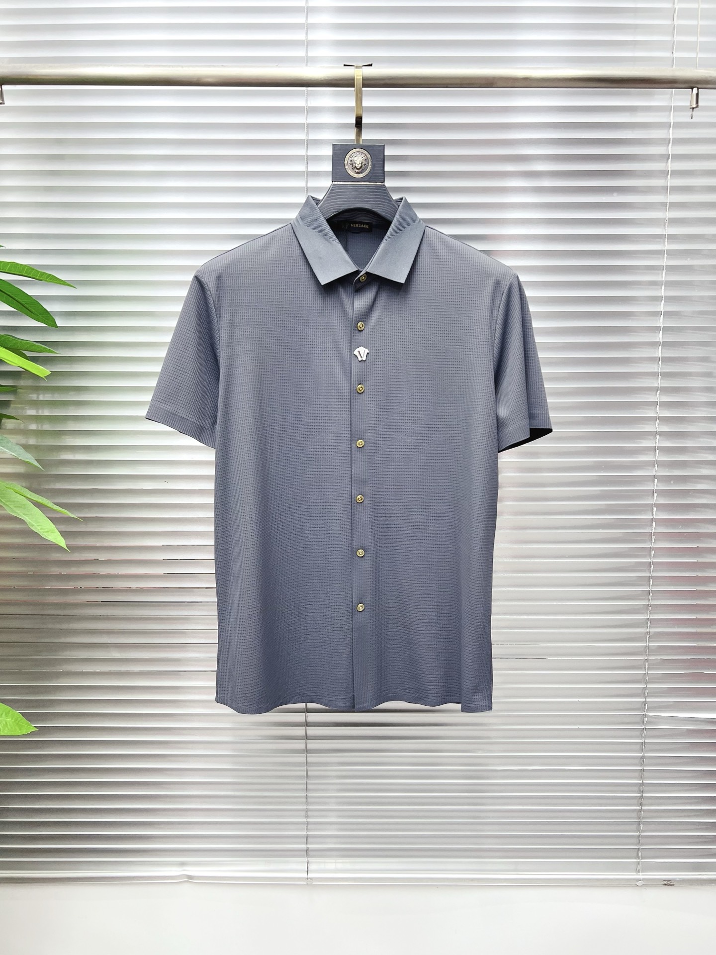 NO:863437,Versace 2026ss spring and summer fashion popular short-sleeved shirt, sold through trading company channels, in perfect condition, belongs to the cabinet level, predictable hot style, advanced customized imported long-staple cotton fabric, master tailoring, invincible texture, excellent skin-friendly, very outstanding aesthetic design, exquisite craftsmanship, smooth lines, perfect match!  Easily upgrade your sense of fashion, with high recognition, great upper body effect, extremely sophisticated and rigorous workmanship, neat and meticulous wiring, it can be worn for business or daily leisure!  Counter size M-3xl,,versace,shirts,T-shirt,19860909范思哲 2026ss春夏时尚大爆款短袖衬衫,贸易公司渠道货,品相完美如斯,属于入柜级别,可预见性的爆款,高级定制进口长绒棉面料,大师级剪裁,质感无敌,亲肤性极佳,非常出彩的美学设计,工艺精湛,线条流畅,完美搭配！轻松将时髦感进阶,有着高强辨识度,上身效果超赞,做工极为考究严谨,走线工整细致,商务抑或日常休闲均可搭配！专柜尺码 M-3xl,,versace,shirts,T-shirt,,Men's clothing