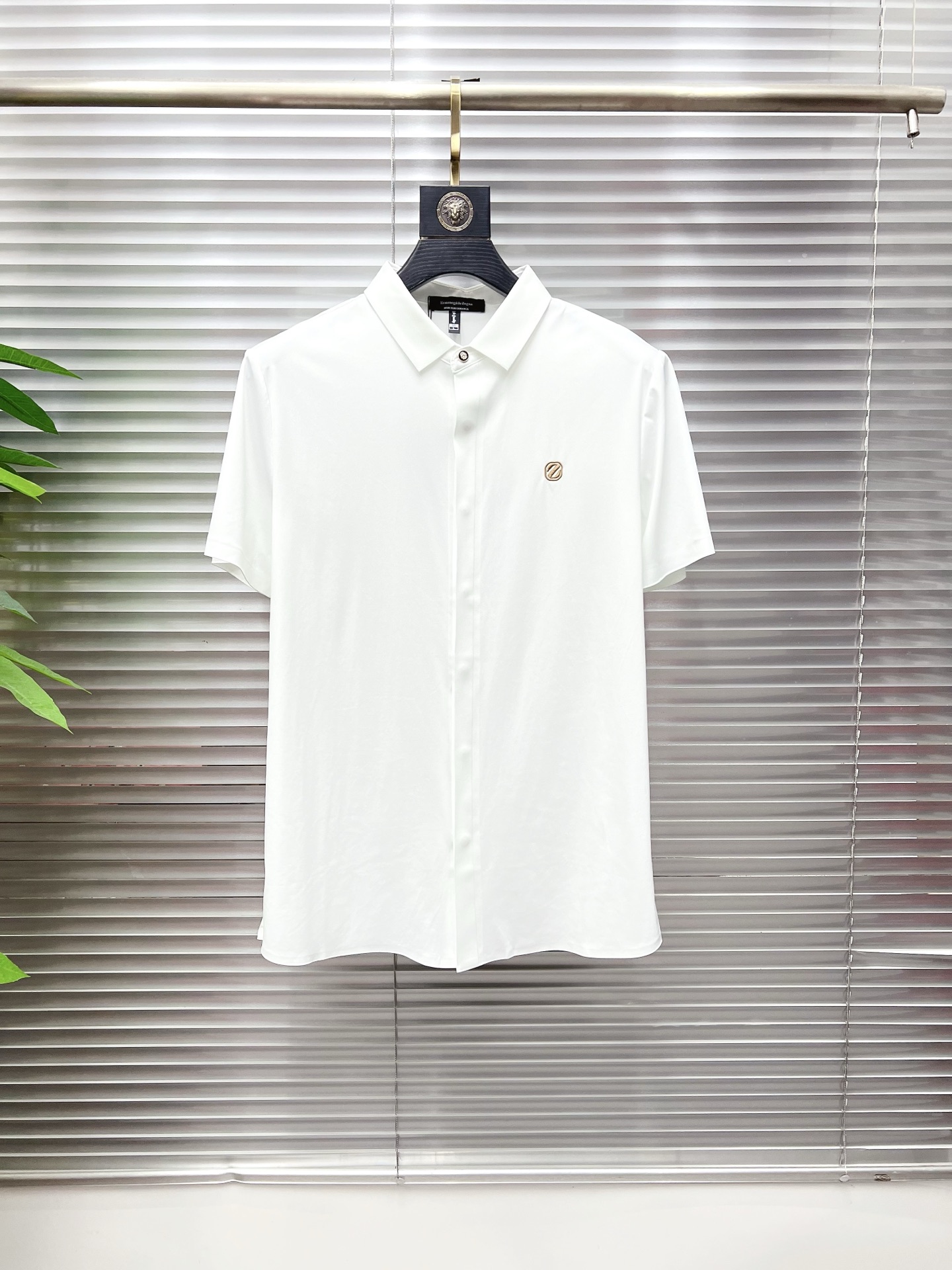 NO:863456,Ermenegildo Zegna's 2026ss spring and summer fashion hot-selling short-sleeved shirt, sold through trading company channels, in perfect condition, belongs to the cabinet level, predictable hot style, advanced customized imported long-staple cotton fabric, master tailoring, invincible texture, excellent skin-friendly, very outstanding aesthetic design, exquisite craftsmanship, smooth lines, perfect match!  Easily upgrade your sense of fashion, with high recognition, great upper body effect, extremely sophisticated and rigorous workmanship, neat and meticulous wiring, it can be worn for business or daily leisure!  Counter size M-3xl,,zegna,shirts,T-shirt,19860909杰尼亚 2026ss春夏时尚大爆款短袖衬衫,贸易公司渠道货,品相完美如斯,属于入柜级别,可预见性的爆款,高级定制进口长绒棉面料,大师级剪裁,质感无敌,亲肤性极佳,非常出彩的美学设计,工艺精湛,线条流畅,完美搭配！轻松将时髦感进阶,有着高强辨识度,上身效果超赞,做工极为考究严谨,走线工整细致,商务抑或日常休闲均可搭配！专柜尺码 M-3xl,,zegna,shirts,T-shirt,,Men's clothing